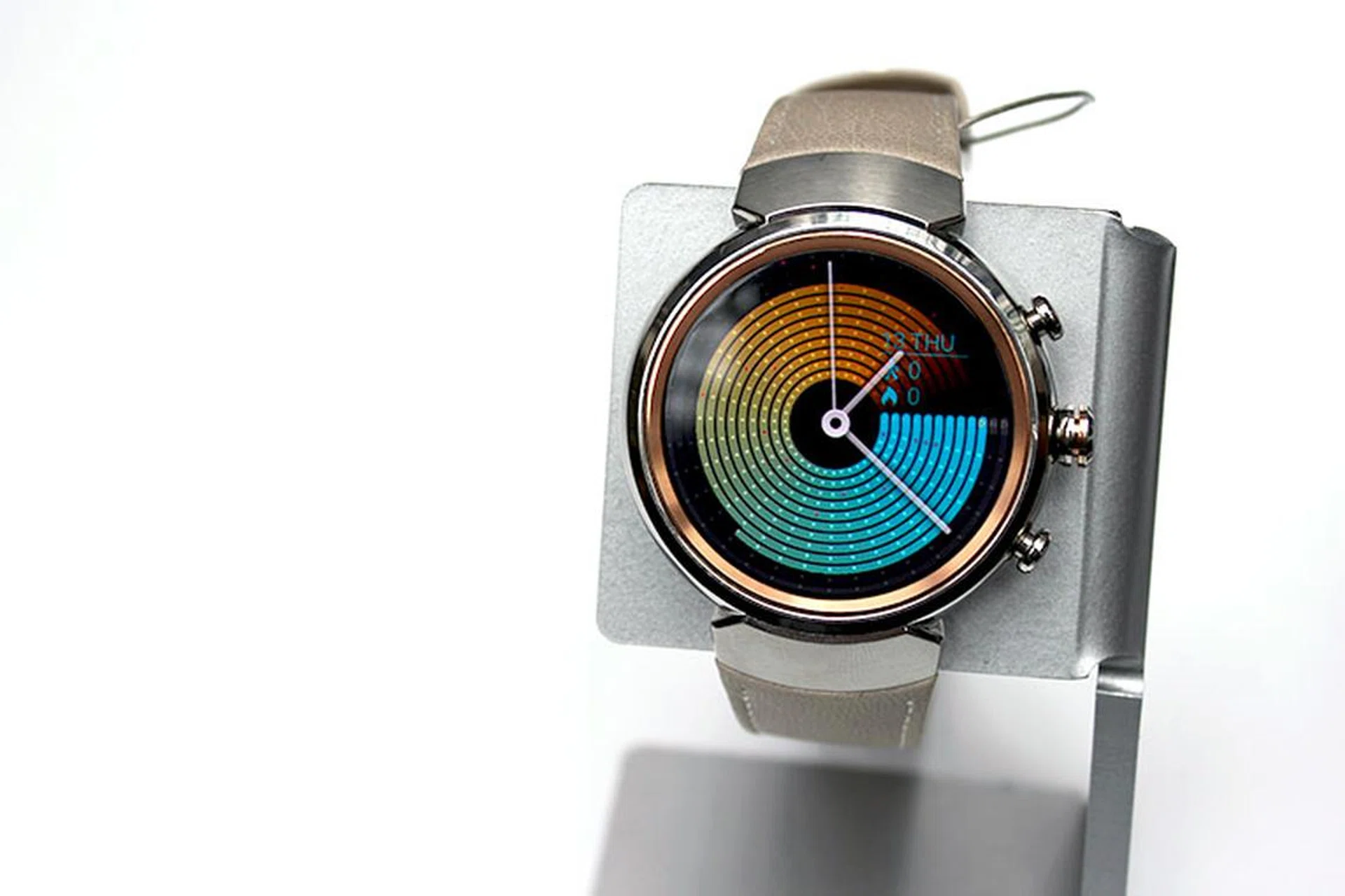 If you love round watches, you'll be happy to know that ASUS' new ZenWatch 3 has a round design.