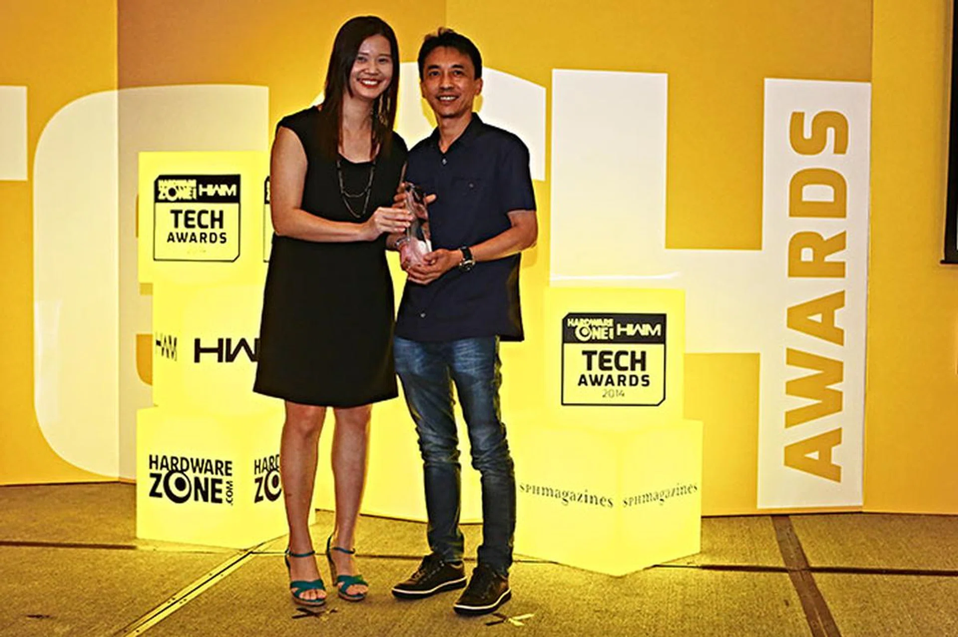Fuwell was once again voted the best PC components retailer by our readers. Here's Fuwell's Managing Director, Mr. Gary Ong, receiving the award.