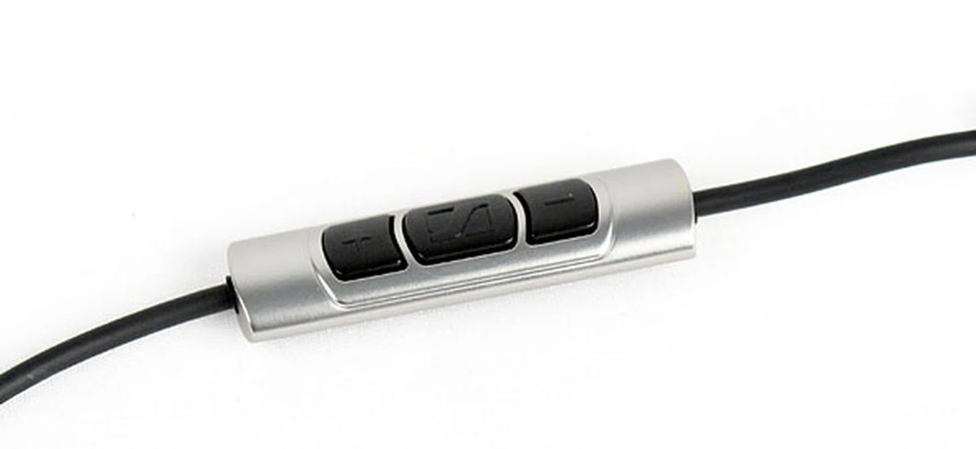 An in-line, three-button control pod is also provided. While not bendable, the angled plug has a low profile.