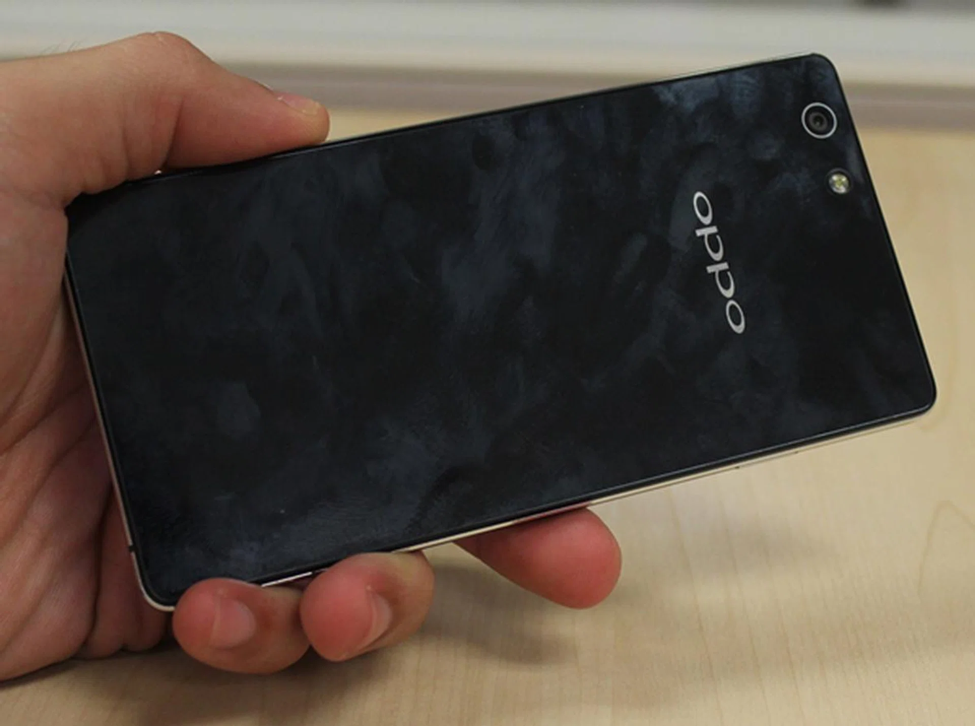 After a few minutes of handling, the rear of the Oppo R1 turns into a mess of fingerprints and smudges.