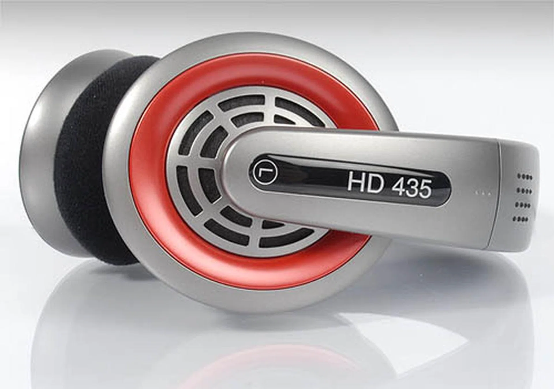 The HD 435 produces warm sound with a wide sound stage impression.