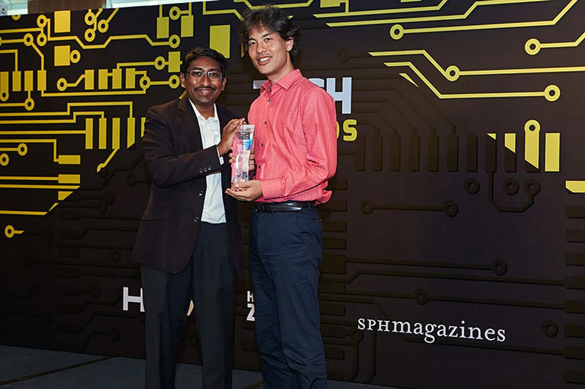 The modular Exilim EX-FR10 lands Casio an Innovation award. Here's Mr. Watanabe Shunichi, Managing Director for Casio, accepting the award.