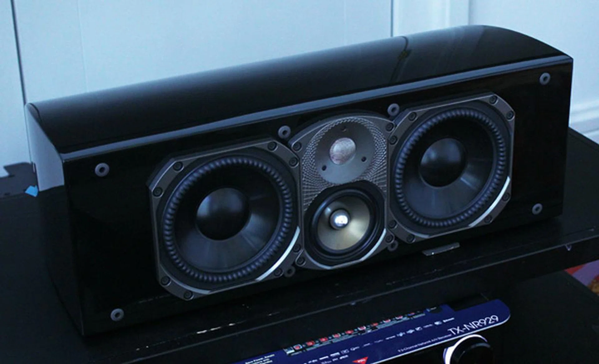 The Signature C3 by itself would put many full home theater systems to shame seeing that it comes with a 1-inch tweeter, 4-inch mid-range driver and 7-inch low frequency driver.