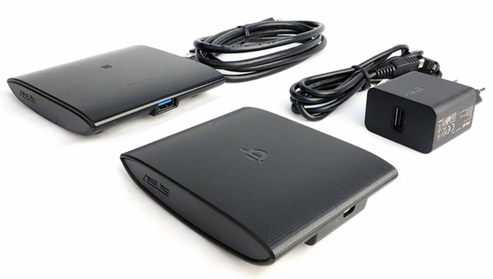 The NFC Express 2 package consists of a NFC Express 2 device (with the blue USB 3.0 port) and a NFC Express 2 wireless charger (in the foreground) for Qi-supported devices. The NFC Express 2 also doubles up as a USB 3.0 hub.