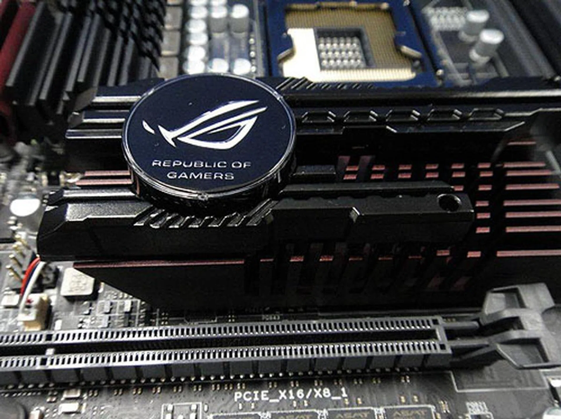 The familiar Republic of Gamers logo on the heatsink lights up in red when turned on. But you should know that already. 