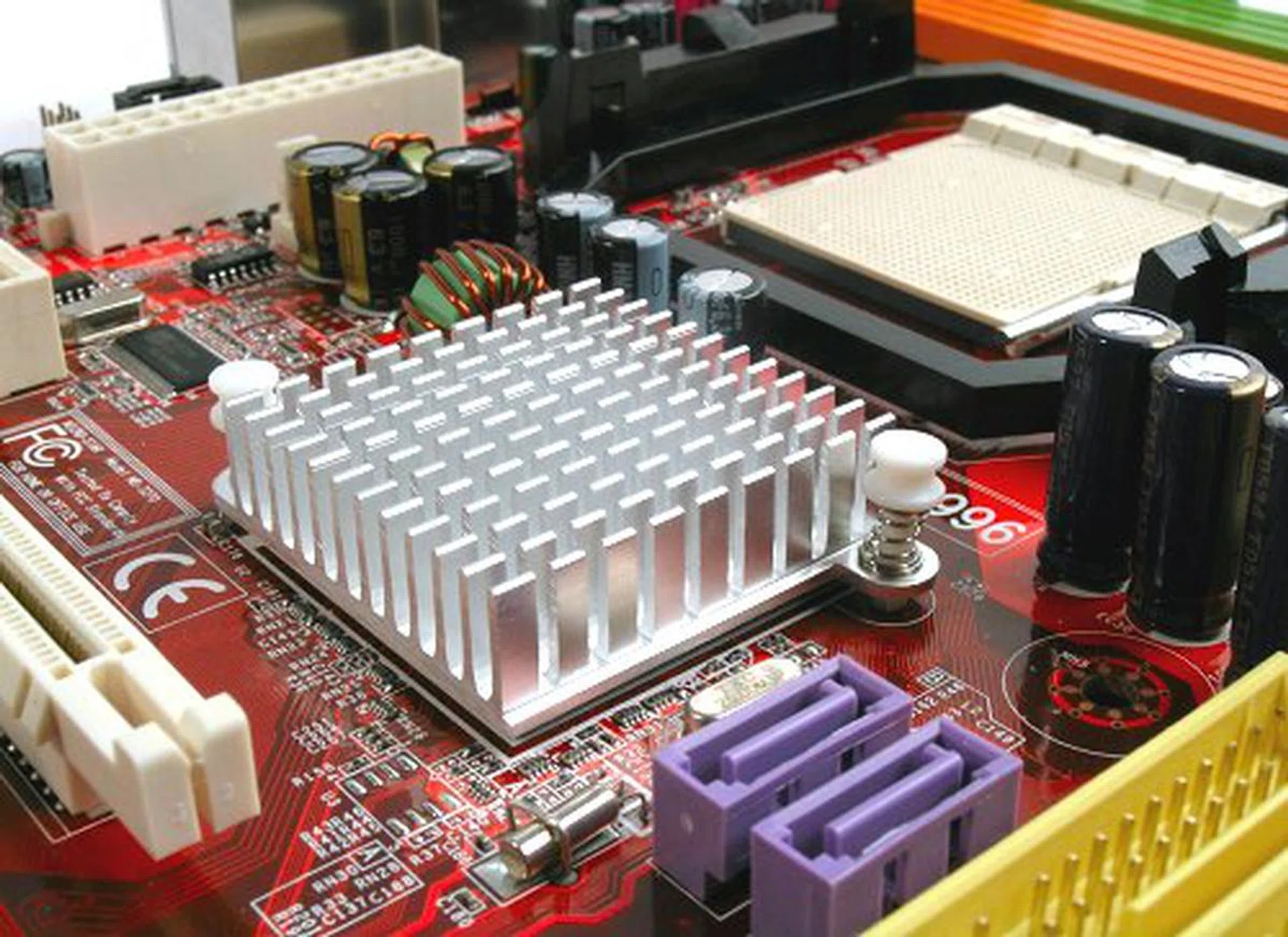 Simple low profile heatsink may not be sufficient to cool the M1697 chipset for the overclockers.