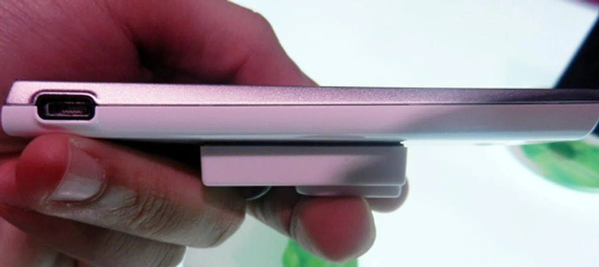 We really like the slim profile of the Xperia ray, which measures in at 9.4mm.