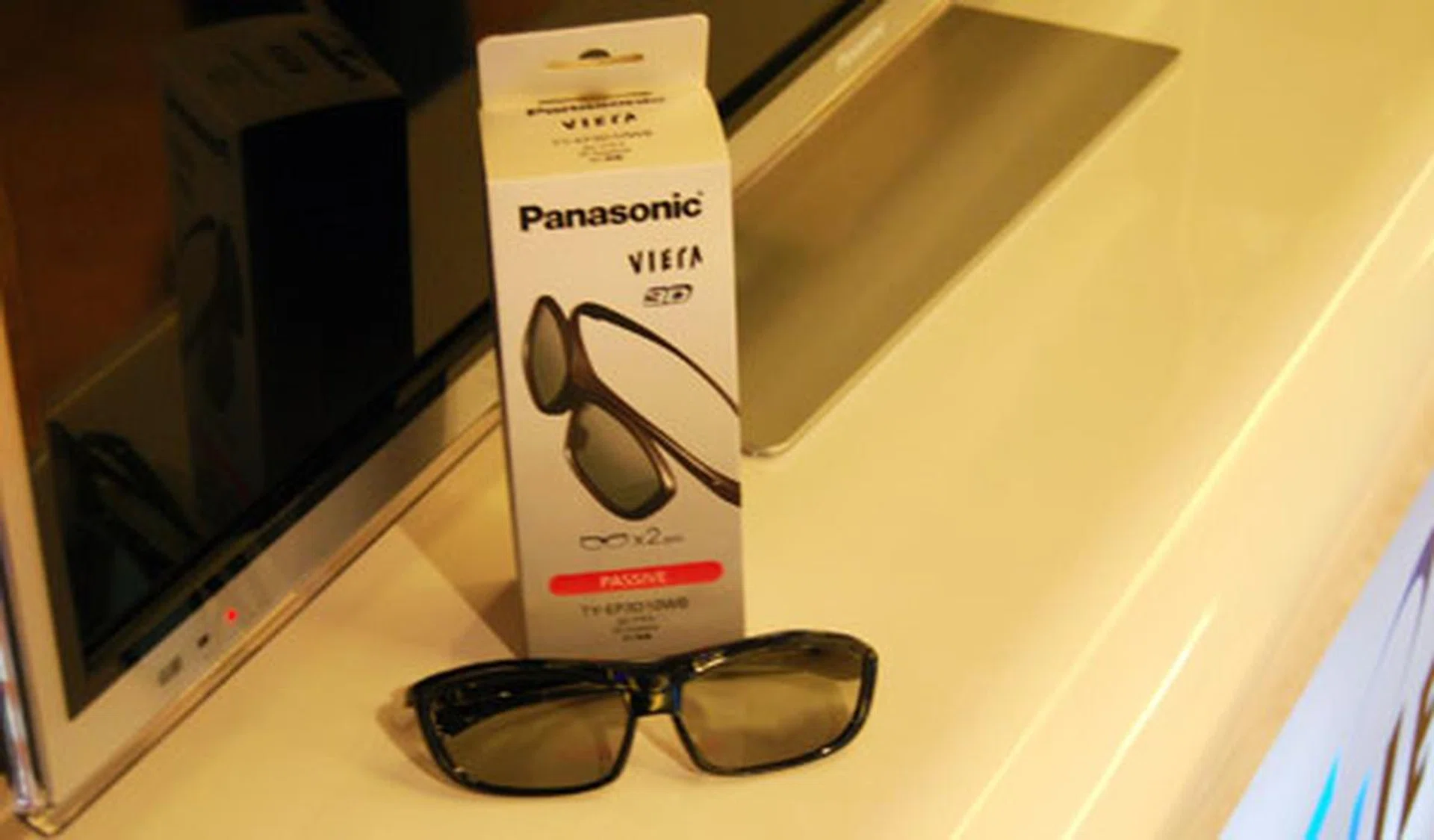 The ET5S will be accompanied by four pairs of polarized 3D glasses (model:TY-EP3D10). Passive 3D TVs generally have a wider 3D horizontal viewing angle compared to active sets. As such, four pairs isn't too much of an overkill in our opinion.   