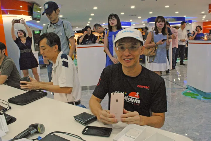 Jeff getting his two iPhones, one of which is the new Rose Gold version.