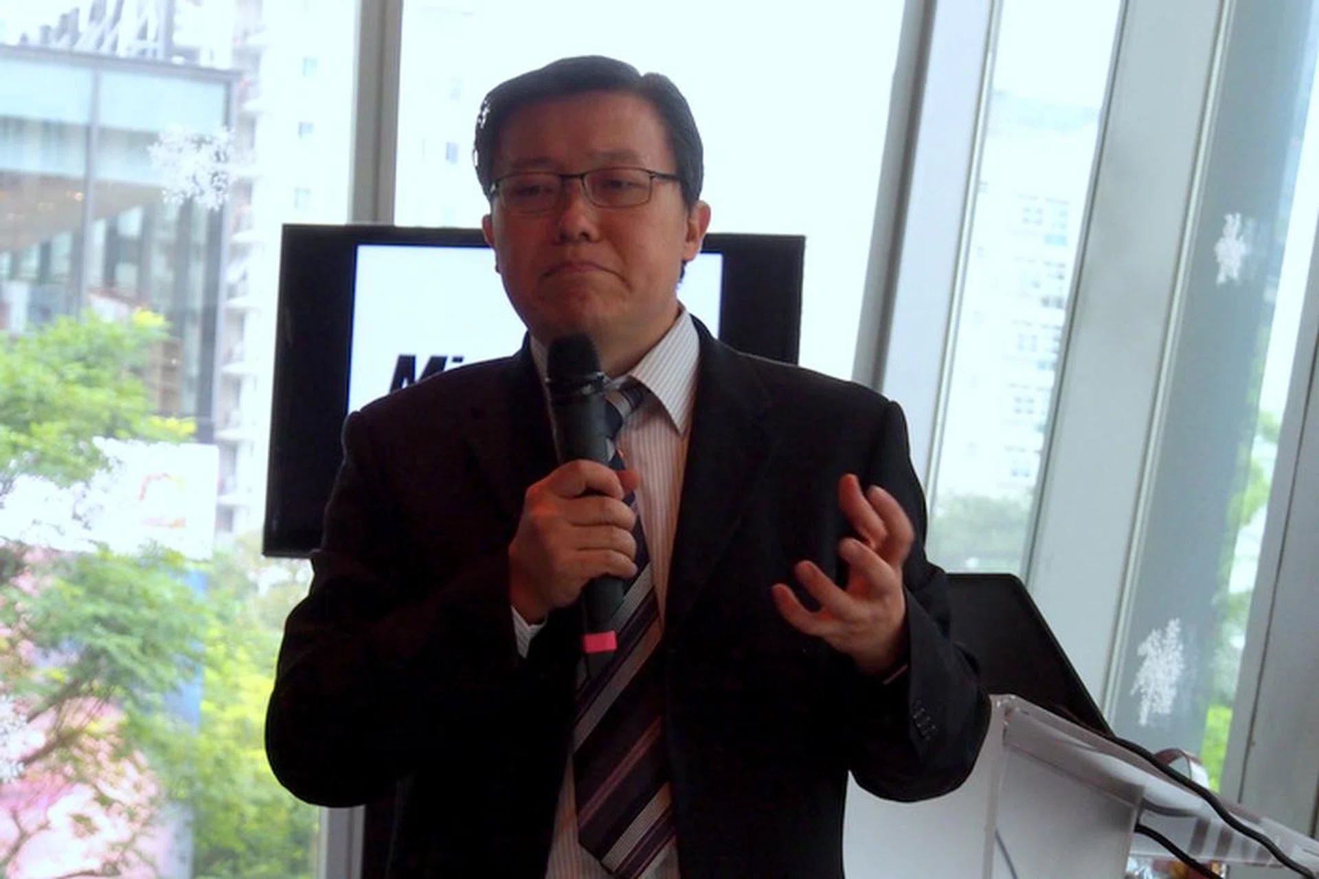 Mr. Lim Teck Sin, Fujitsu's vice president of product marketing and engineering getting ready to introduce Fujitsu's new products for 2014.