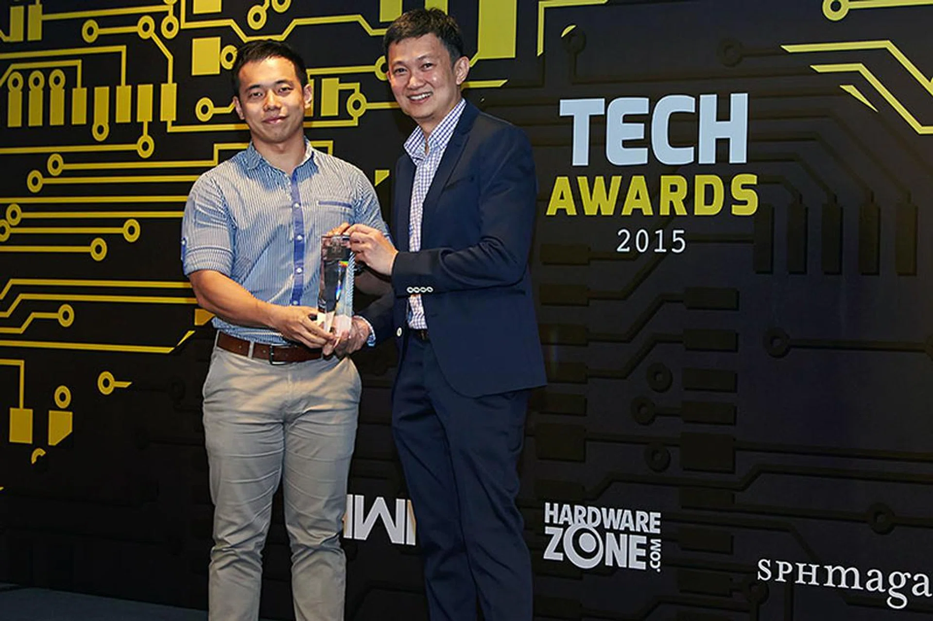 The Panasonic Lumix DMC-TZ60 is the winner of our Best Point & Shoot Camera category. Receiving the trophy from our Group Editor Dr. Jimmy Tang is Mr. Shawn Low from Panasonic.