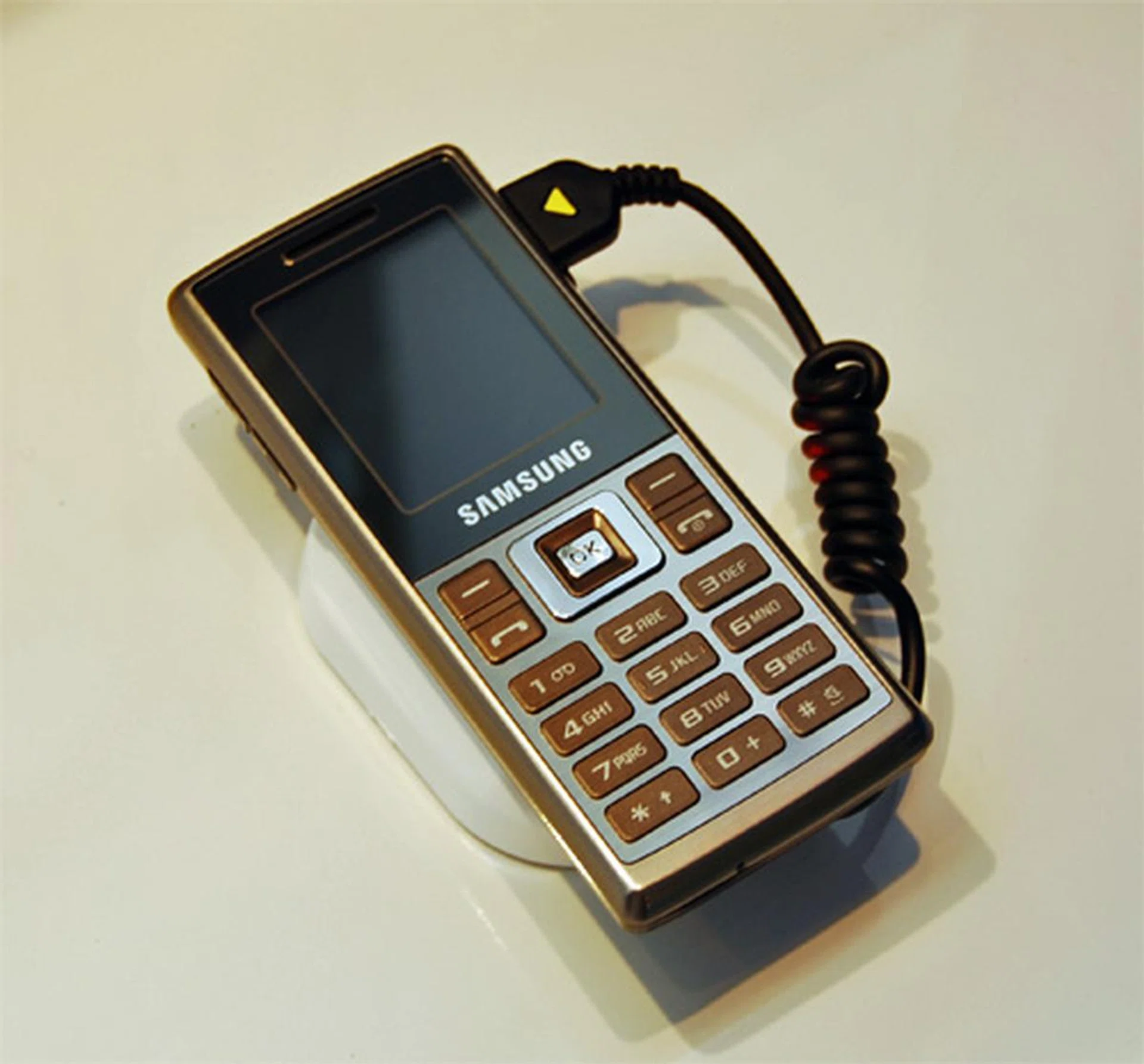  This will hit the stores soon. The Samsung M150 may not have a touch screen, but it simplicity, 12.7mm stylish slim frame and metallic finish means you mean business.  