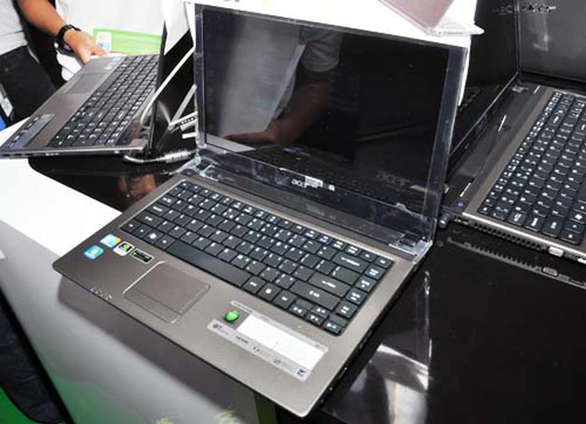 Starting things is the 14-inch Acer Aspire 4743G notebook with a Intel Core i5-480M (2.66GHz), 4GB RAM, 640GB HDD and NVIDIA GeForce GT 540M discrete graphics, all for the cool cheap price $899.