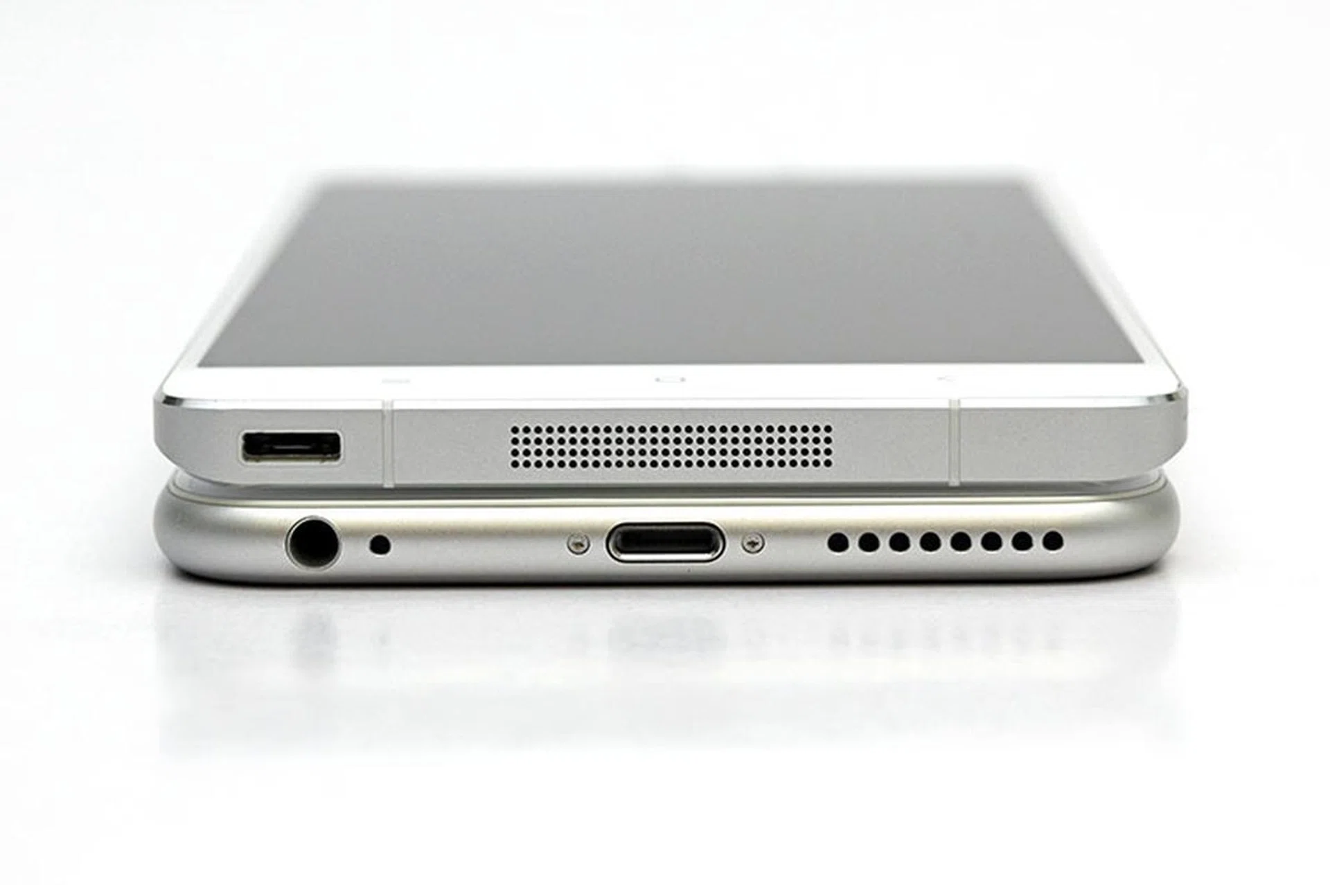 The Mi Note's speaker is more centrally located, and resembles the old iPhone 5S speaker with its grille of dots. Another difference between the two is the location of the headphone port: On the 6 Plus it's at the bottom with the Lightning port, whereas on the Mi Note it can be found at the top.