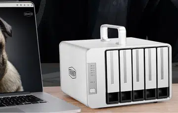 The DAS can take both 3.5-inch and 2.5-inch drives. Image source: TerraMaster