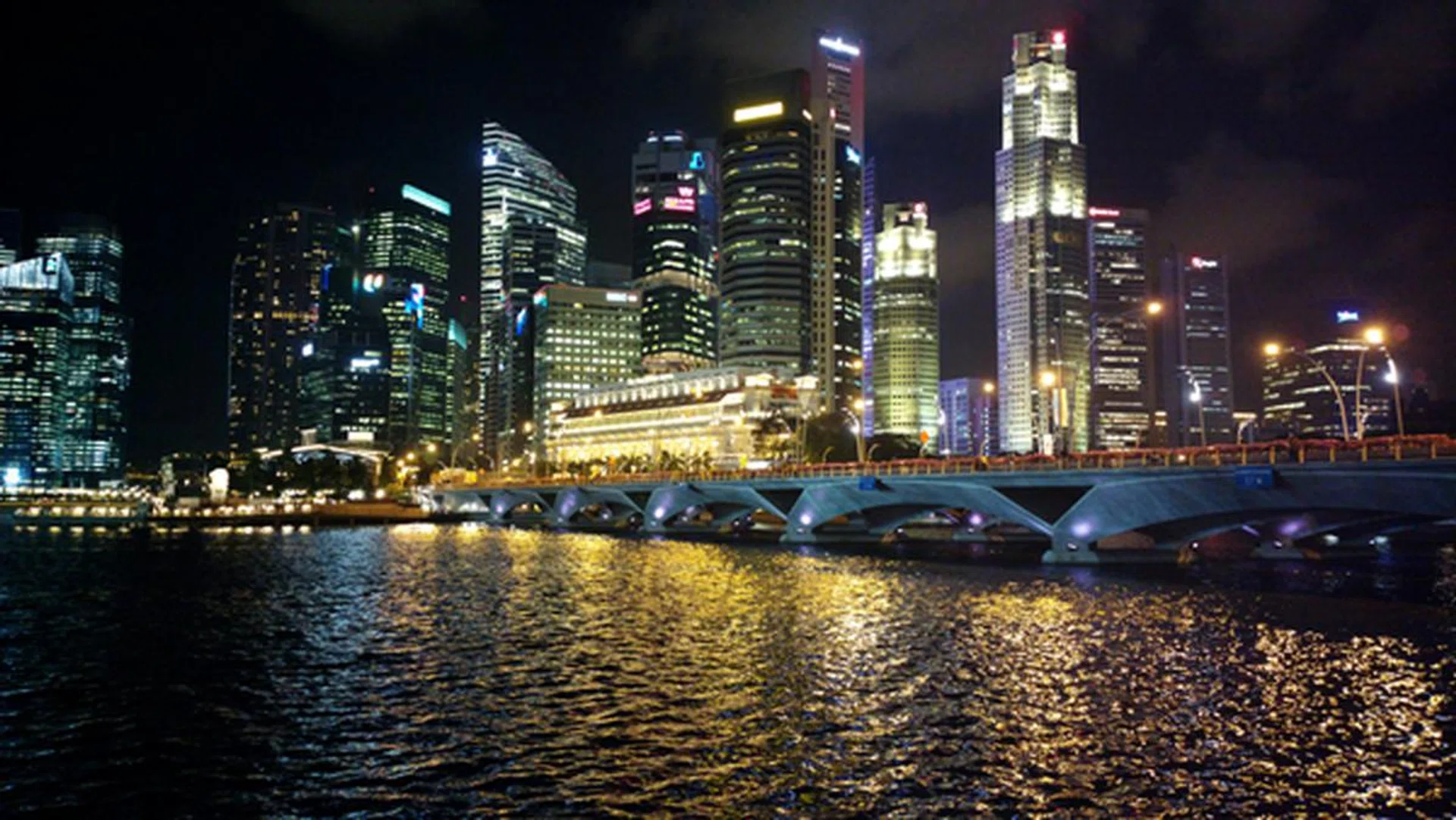 For night shots, as long as they are going online or printed at small sizes, the Nokia 808 PureView is still able to capture good night shots at higher ISO settings (provided there is still sufficient ambient light). This was taken at ISO800.