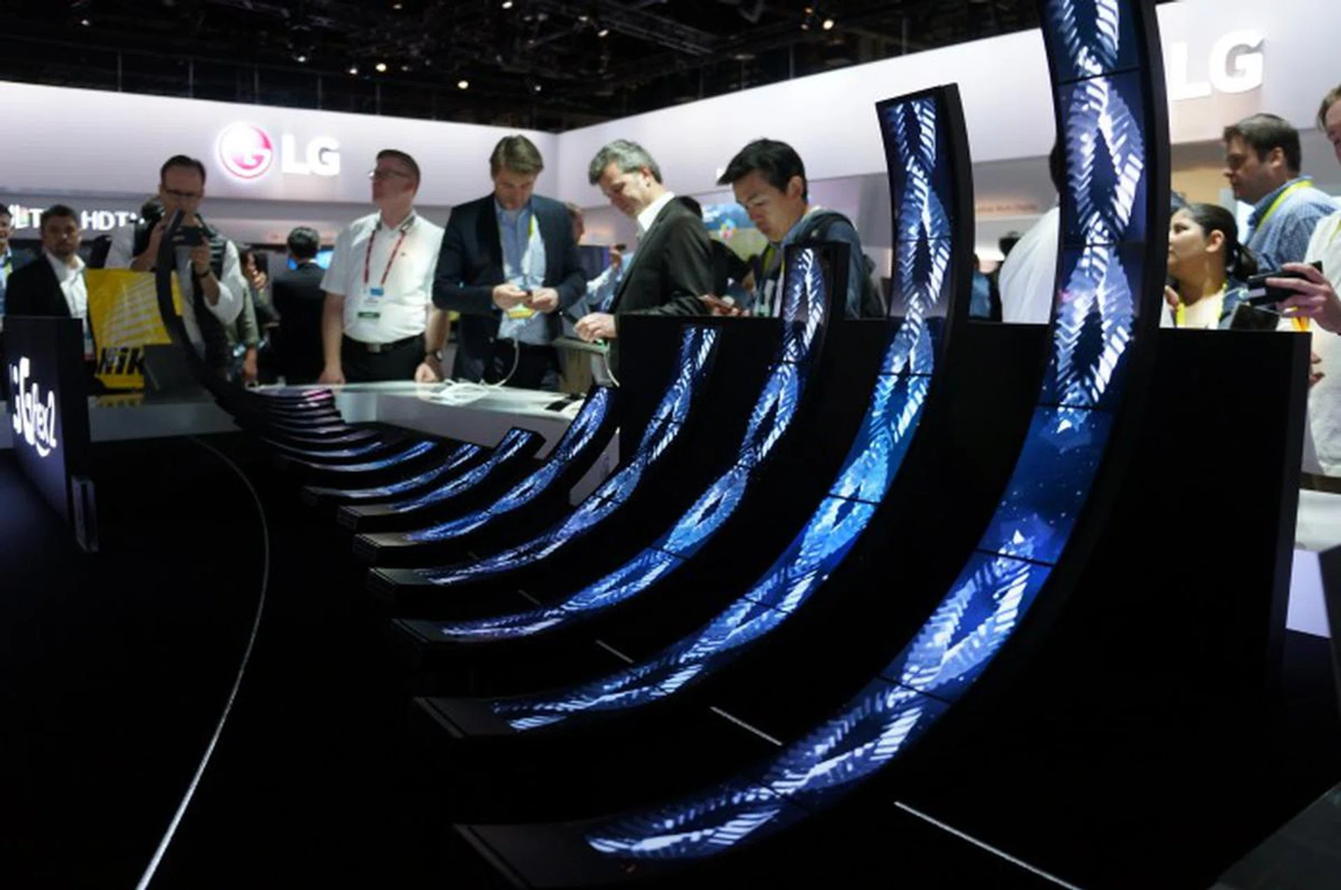 The LG G Flex 2 received tremendous attention at LG's booth and with such an elaborate display of show by putting together several G Flex 2 phones together, it's hard not to be wowed.