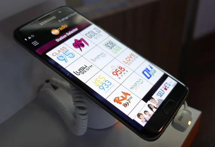 The MeRadio app, running on the new Samsung S7 Edge.