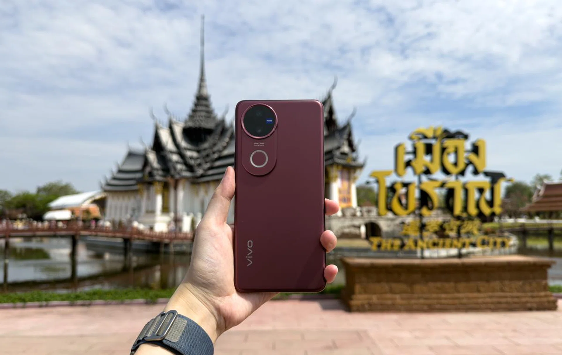 Vivo V50 in Ancora Red. Photo: HWZ. 