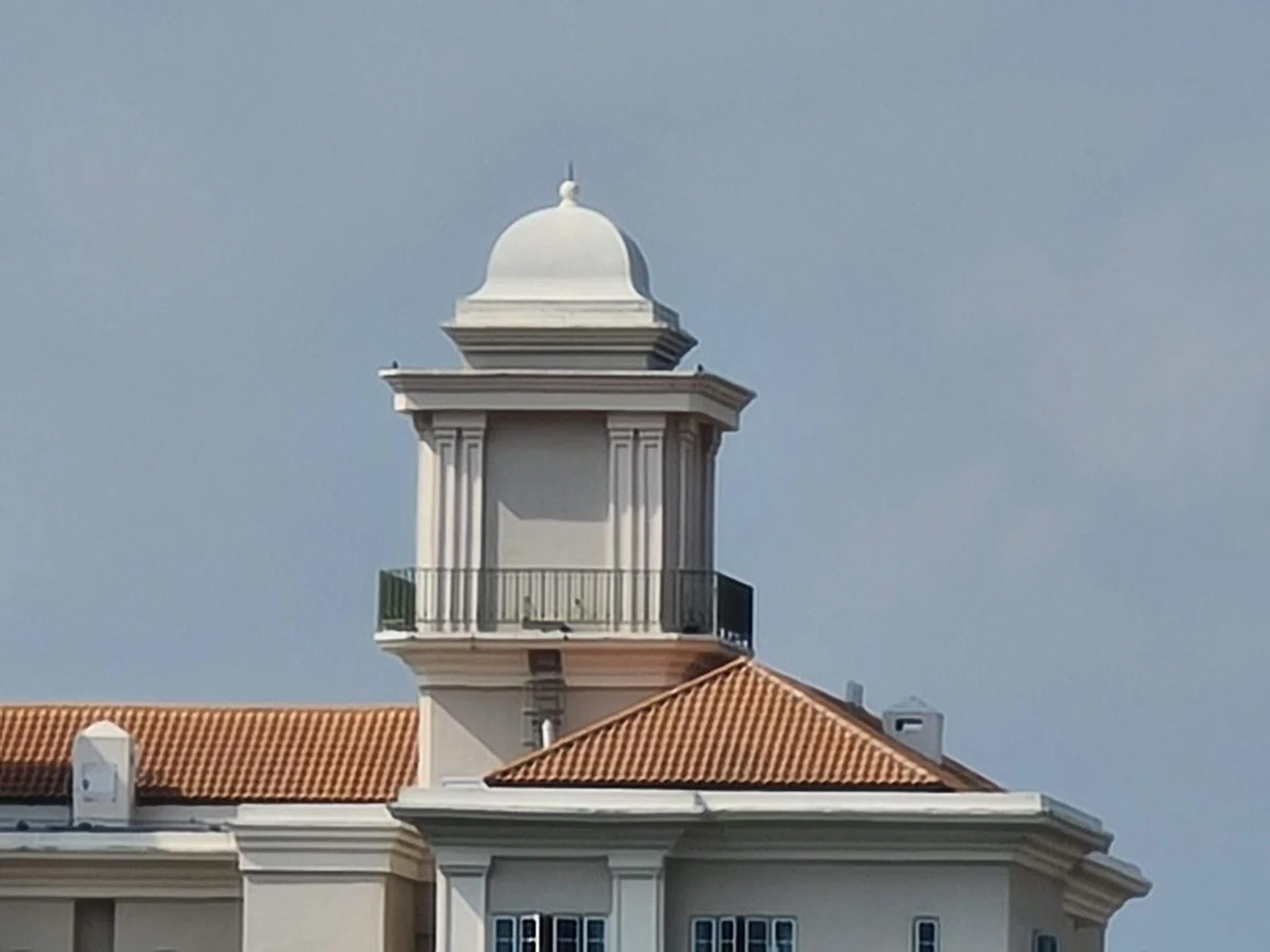 Galaxy S20 Ultra, 30x hybrid zoom. The image is usable, but not by a huge margin.