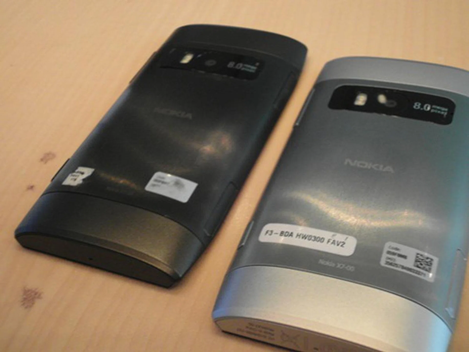 We found the metallic brushed back of the X7 rather appealing and in tandem with its tough as nails but stylish exterior. Comes in both black and silver variations. 