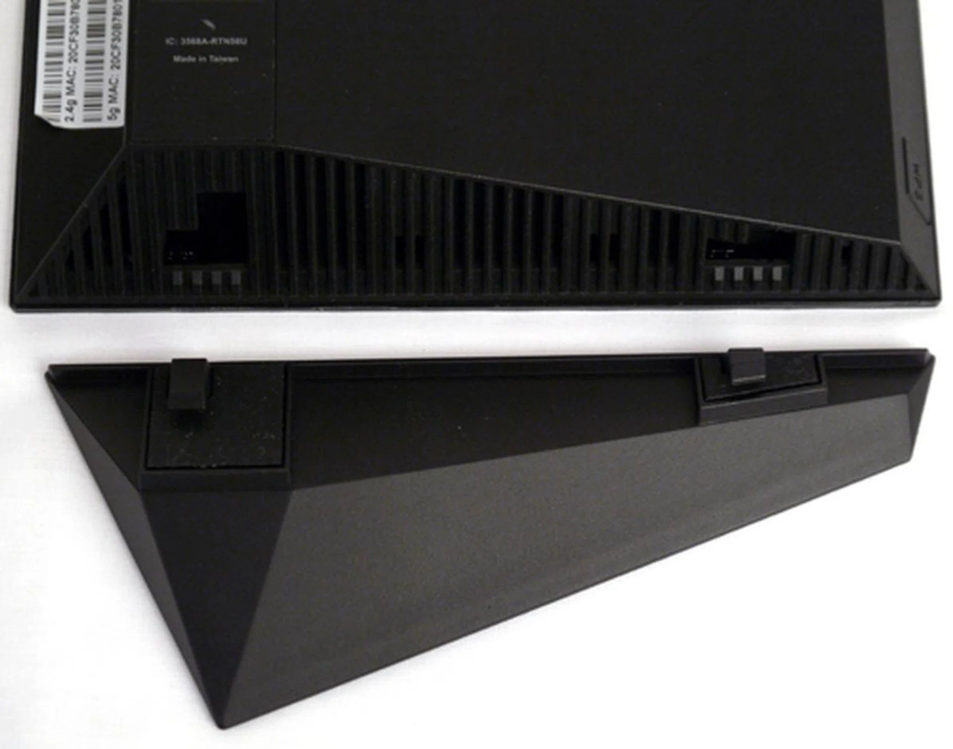 It's best to mount the router on the trapezoidal stand since it looks terrible when laid horizontally. Our only other gripe is that it comes off a little too easily. We would have liked it better if ASUS could offer some form of locking mechanism.