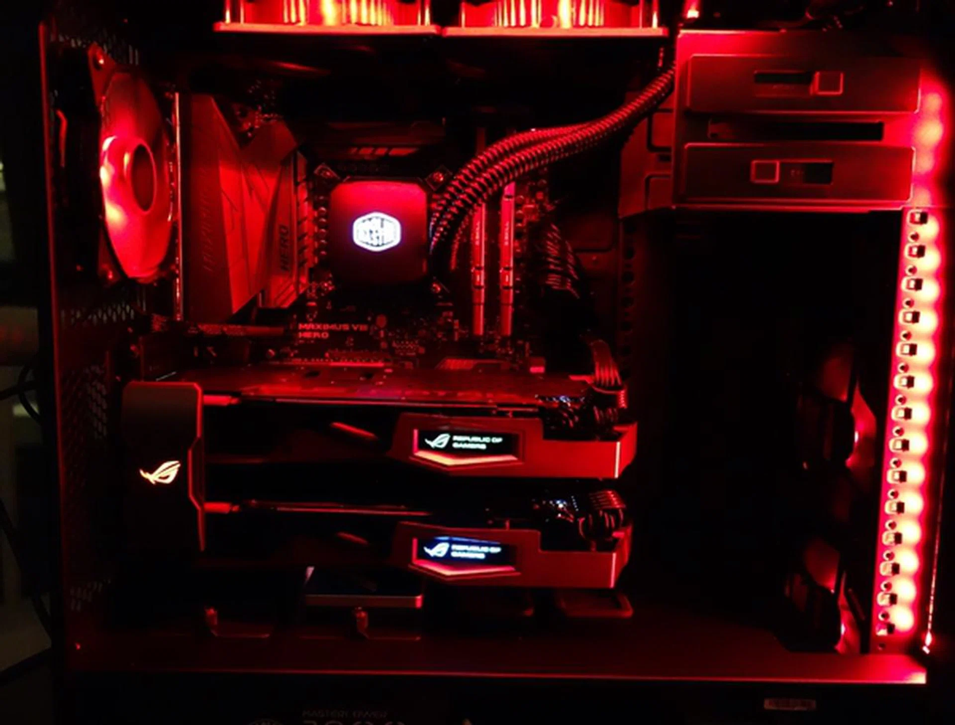 The MasterCase 5 Pro gaming rig.