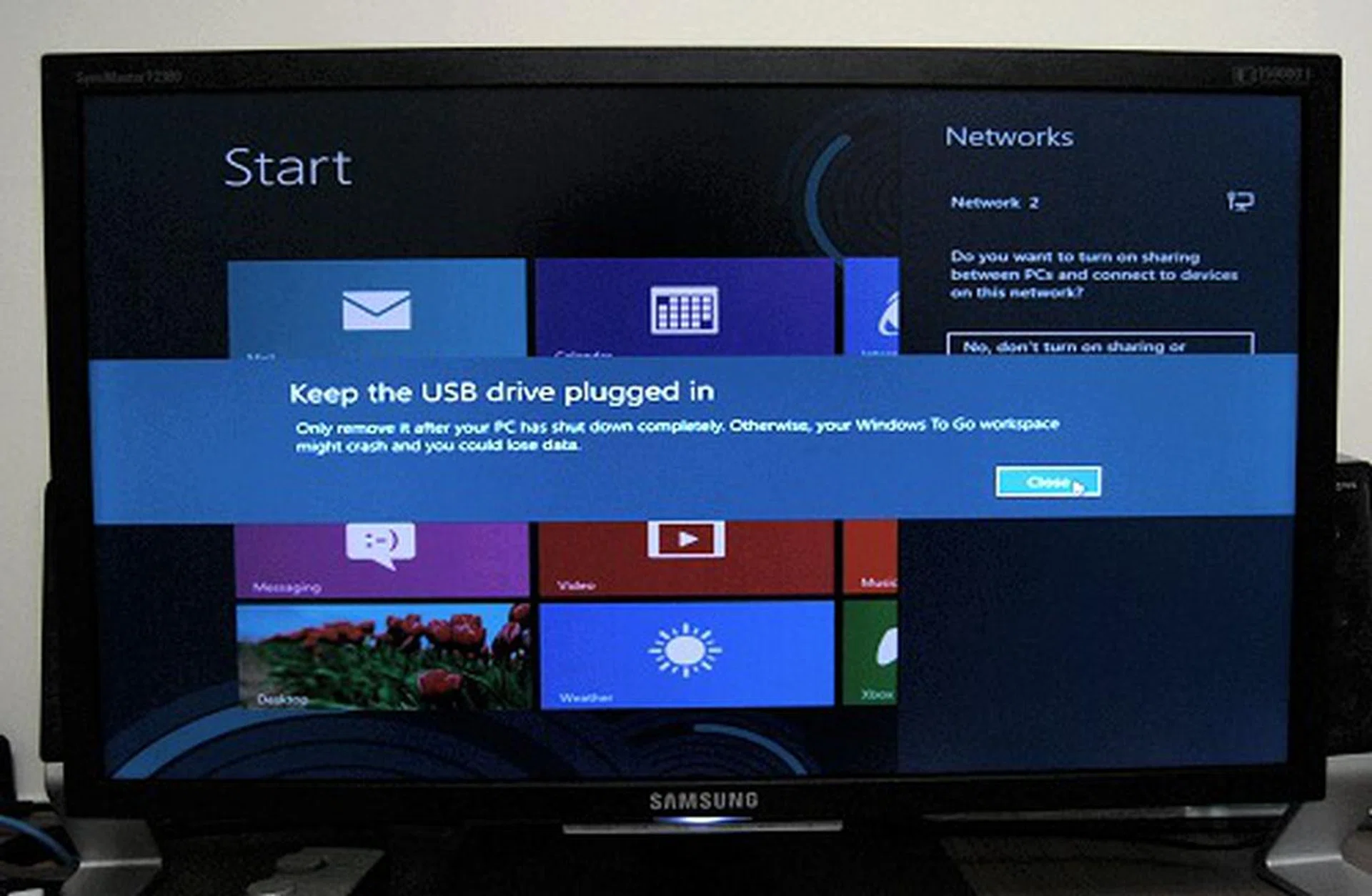 At about one minute and four seconds, the boot process completed, showing us this Start screen. However, it wasn’t quite done with loading a complete set of drivers and initializing them; screen resolution seemed like a low 1024 x 768 pixels resolution.