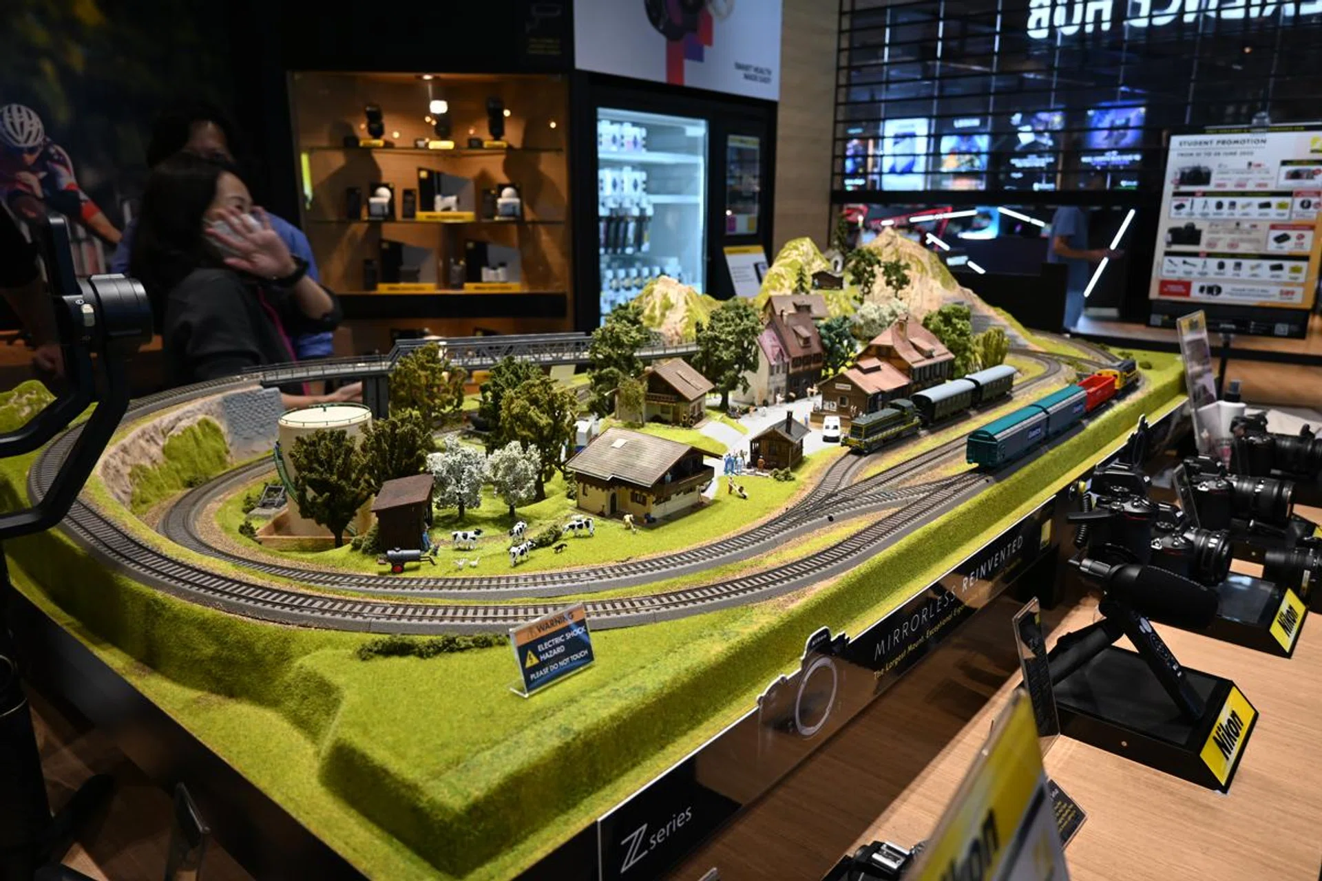 1/100s, ISO 500, f/3.5, 16mm. Click for the original resolution.