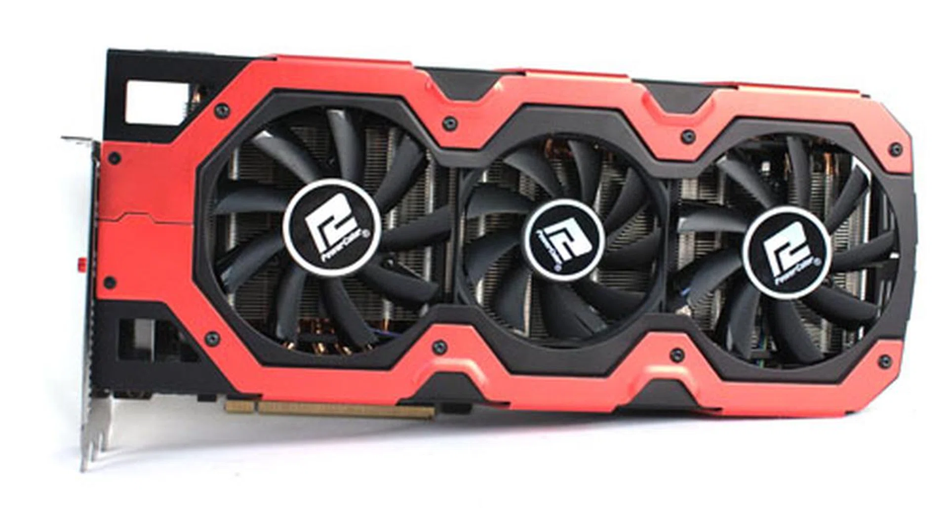 The Devil 13 uses a triple-fan cooling system, with two 85mm fans sandwiching a 75mm one in the middle.