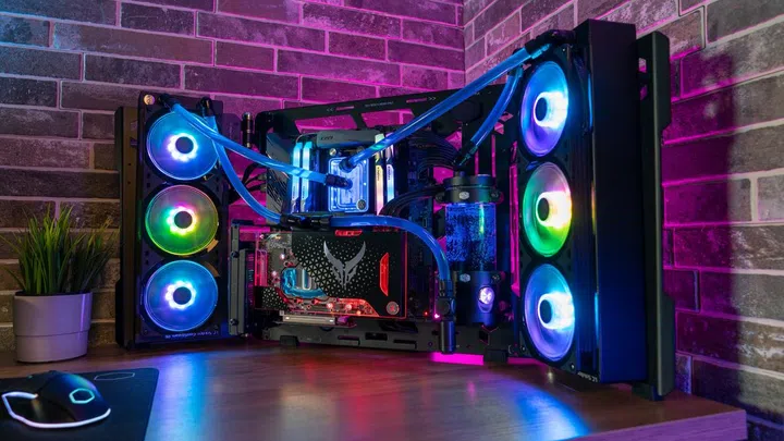 Fully-built MasterFrame 700 with custom water loops, reservoir on the right.