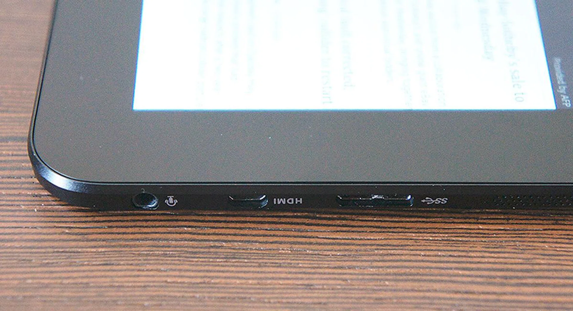 With a device so thin, something has got to give. In this case, the ASUS Transformer Book T300 Chi only has a single micro-USB 3.0 port,  a micro-HDMI port and a 3.5mm audio jack for outputs.