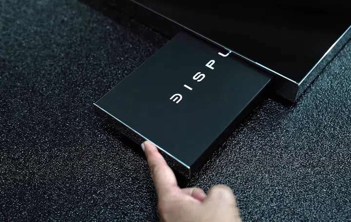 The battery is hot-swappable. Image source: Displace. 