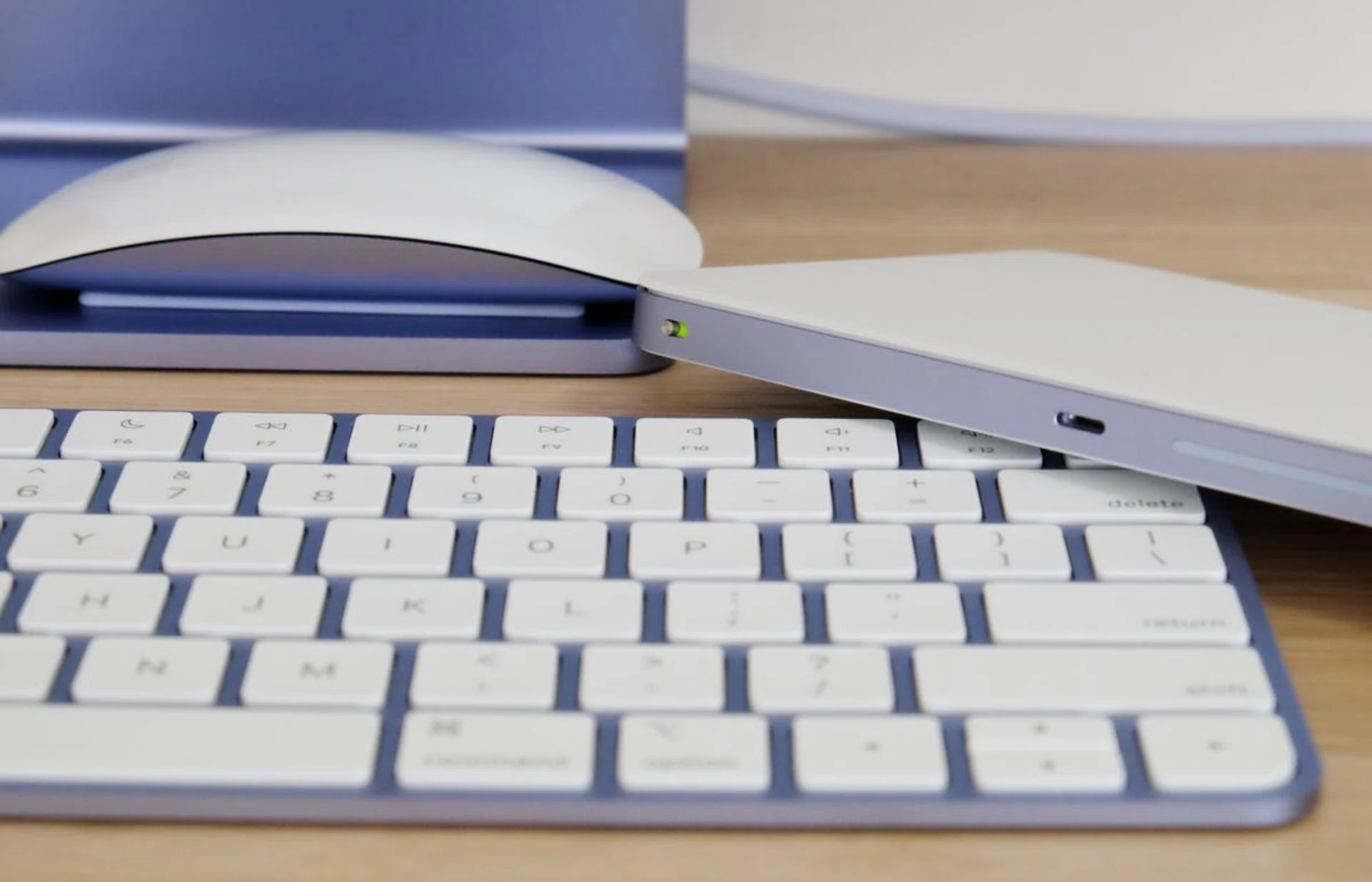 The bundled accessories will come in the same colour as your iMac. In my case, it's purple.