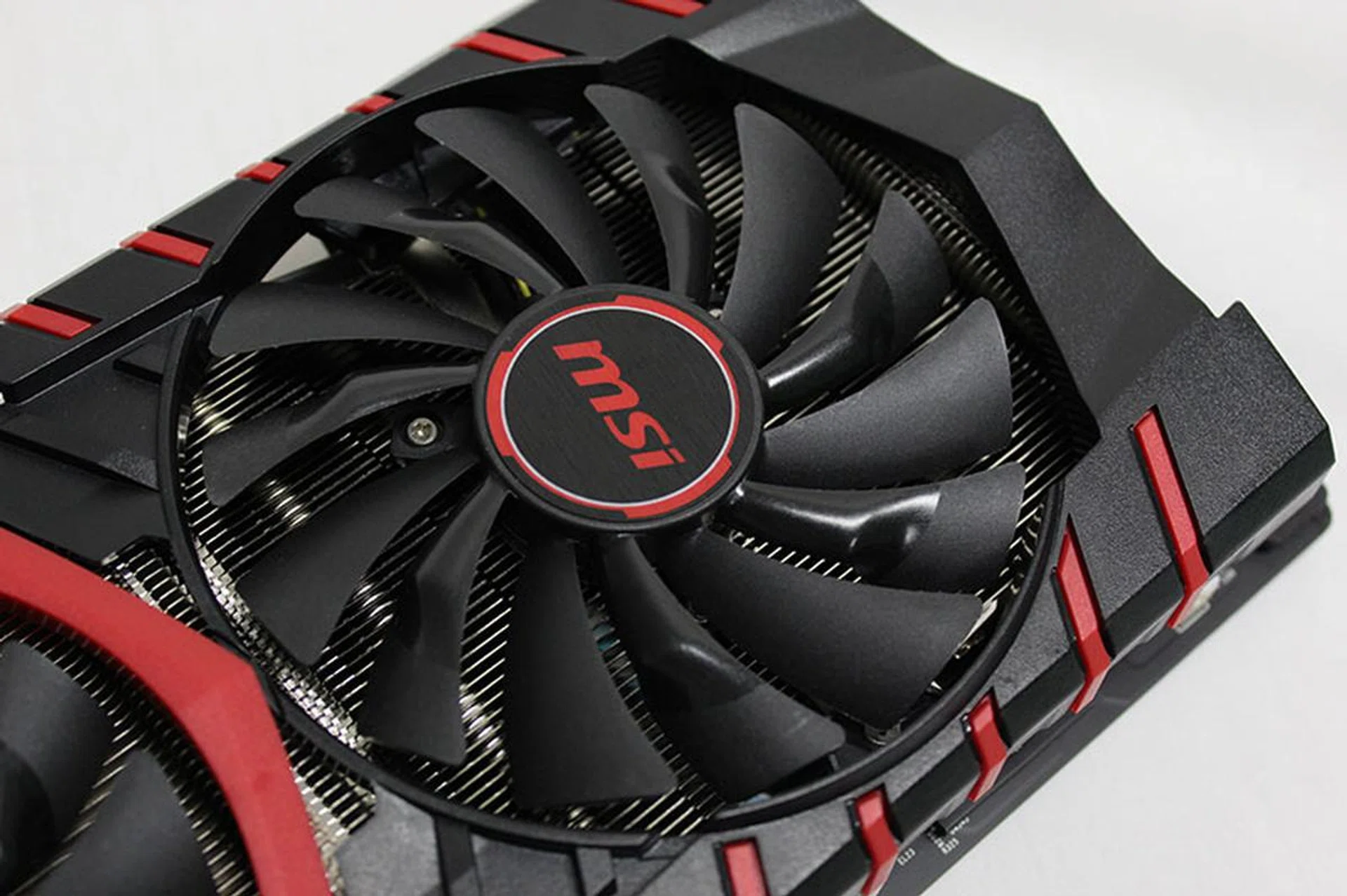 The 100mm Torx fans can spin independently of one another.