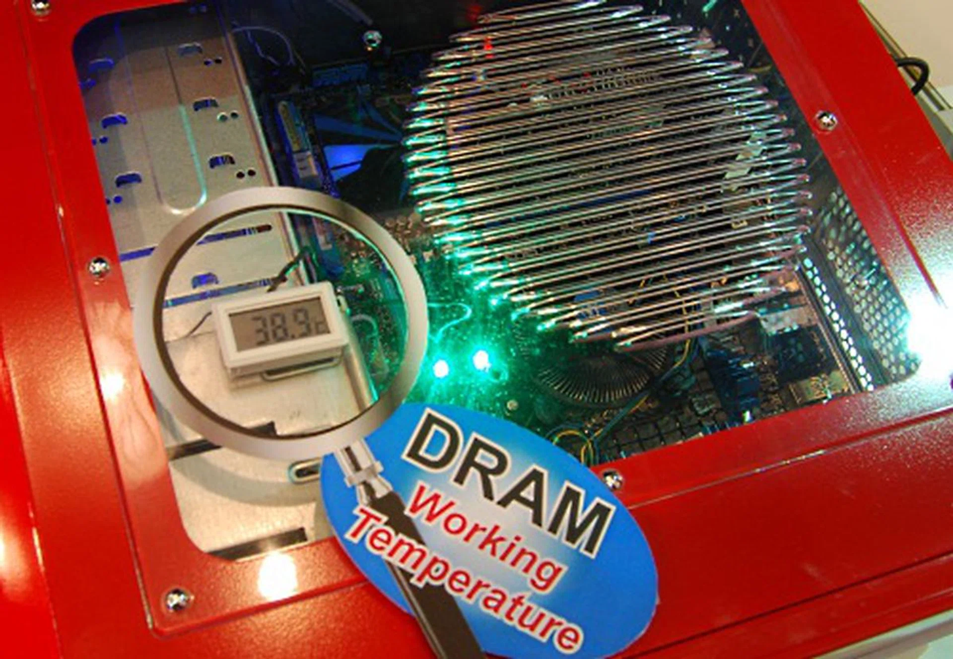 A demo of Kingmax's Nano Thermal dissipation system shows the Kingmax memory module having a very decent operating temperature of less than 40 degrees Celsius.