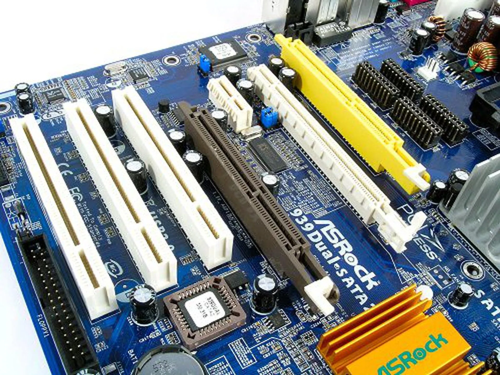 The 939Dual-SATA2 comes with a fair share of expansion capabilities.
