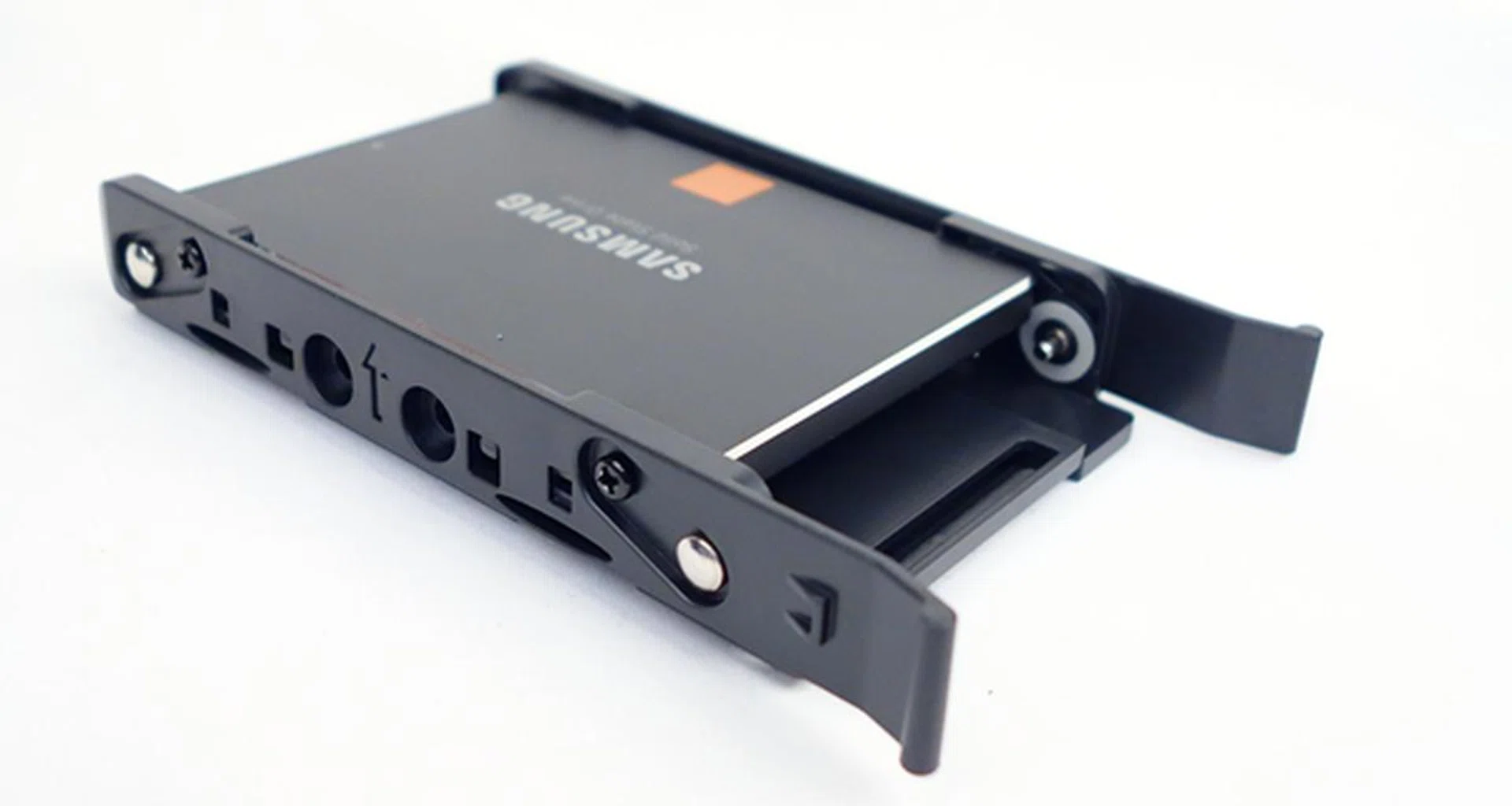 We installed our SSD and secured it with four M3 8mm screws. After that, the installed SSD can be inserted into any of the four slots of the 2.5-inch drive enclosure. 