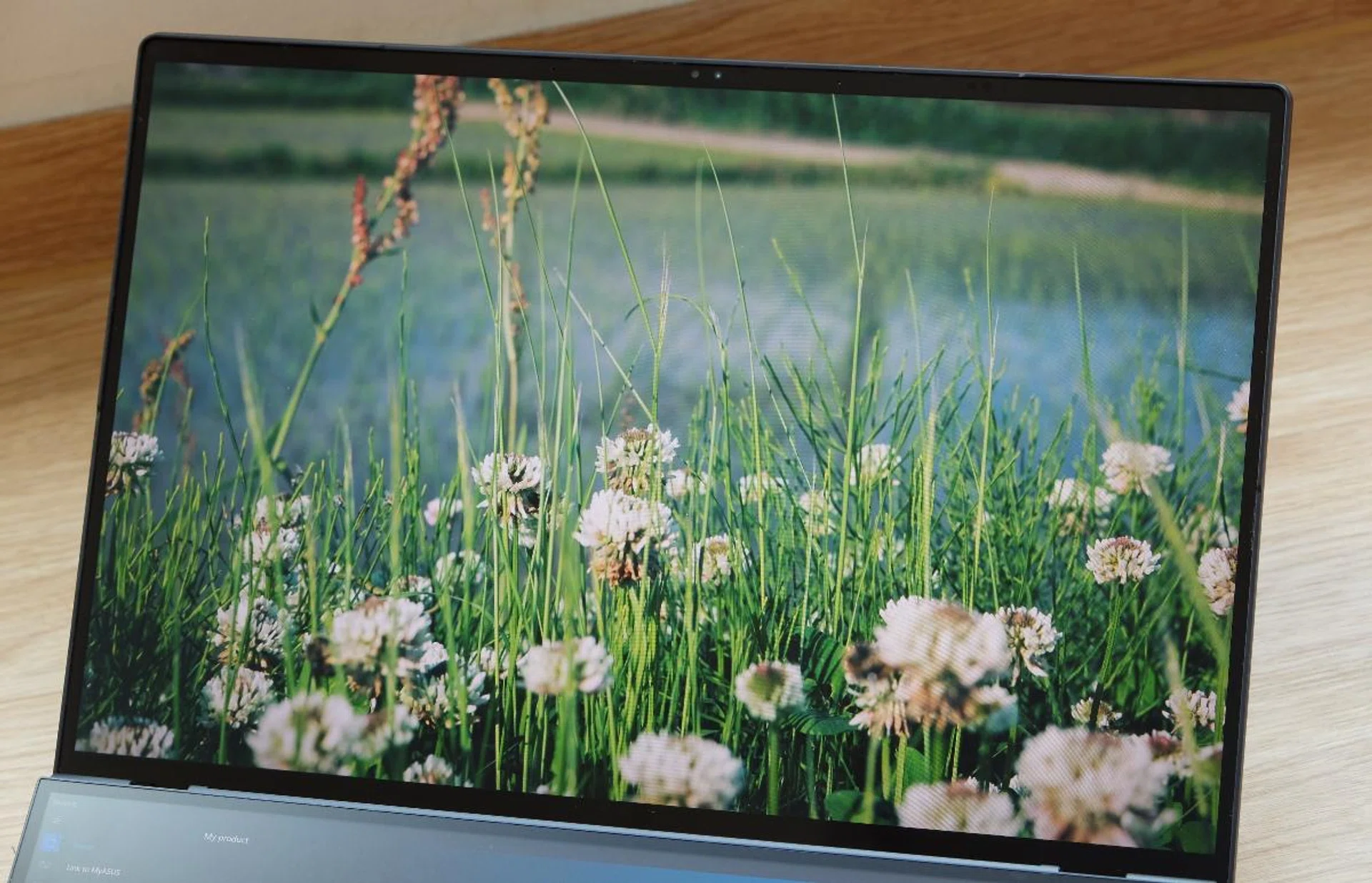 The main display now uses a 2.8K OLED panel and it looks fantastic.