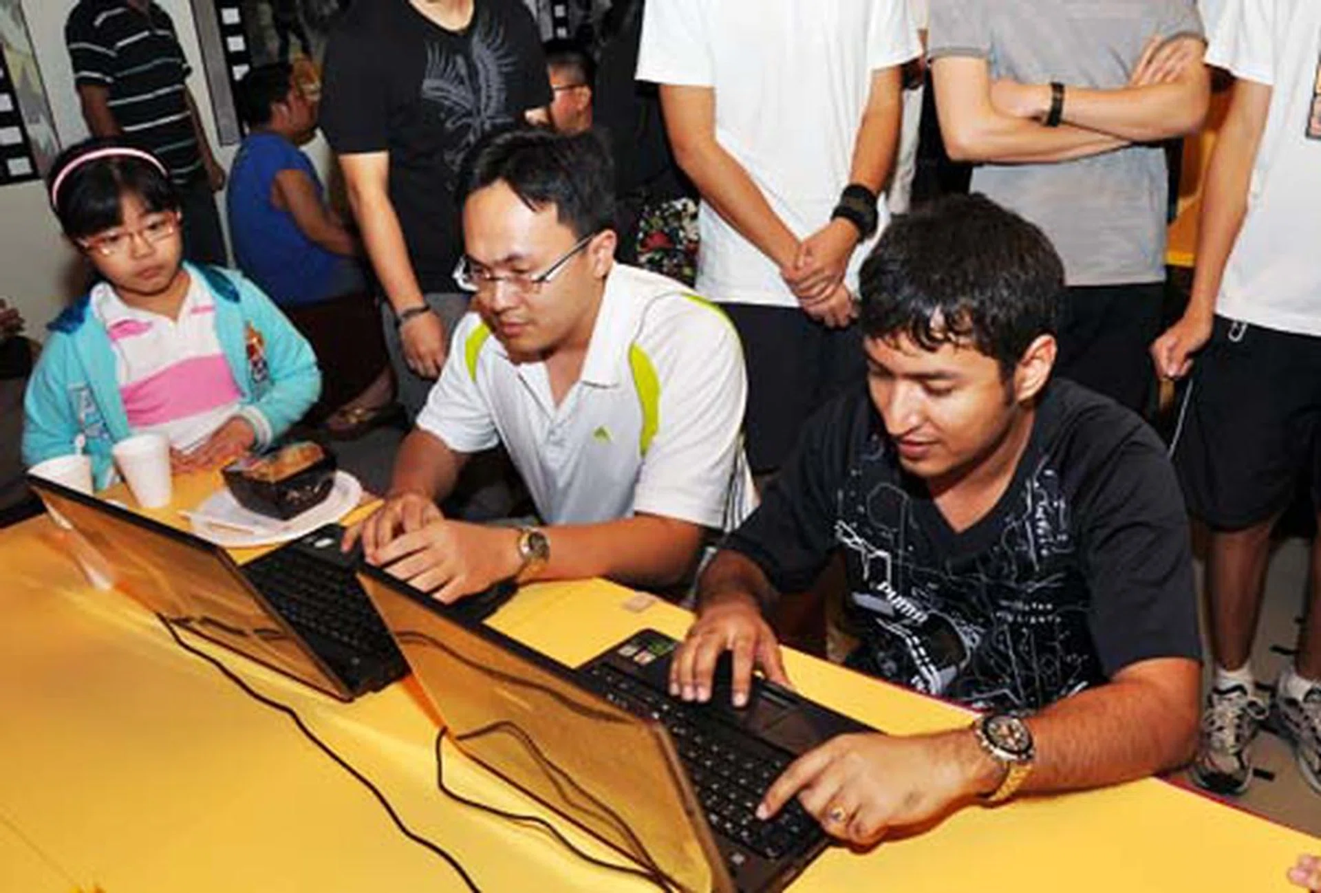 After the talks, attendees had a 30-minute break to grab some refreshments and to also try out their hands at the really hard Kingston Memory game. Highest scoring winners get their hands on some Kingston loot! p.s. The kid on the far left? She's an expert, we think :)
