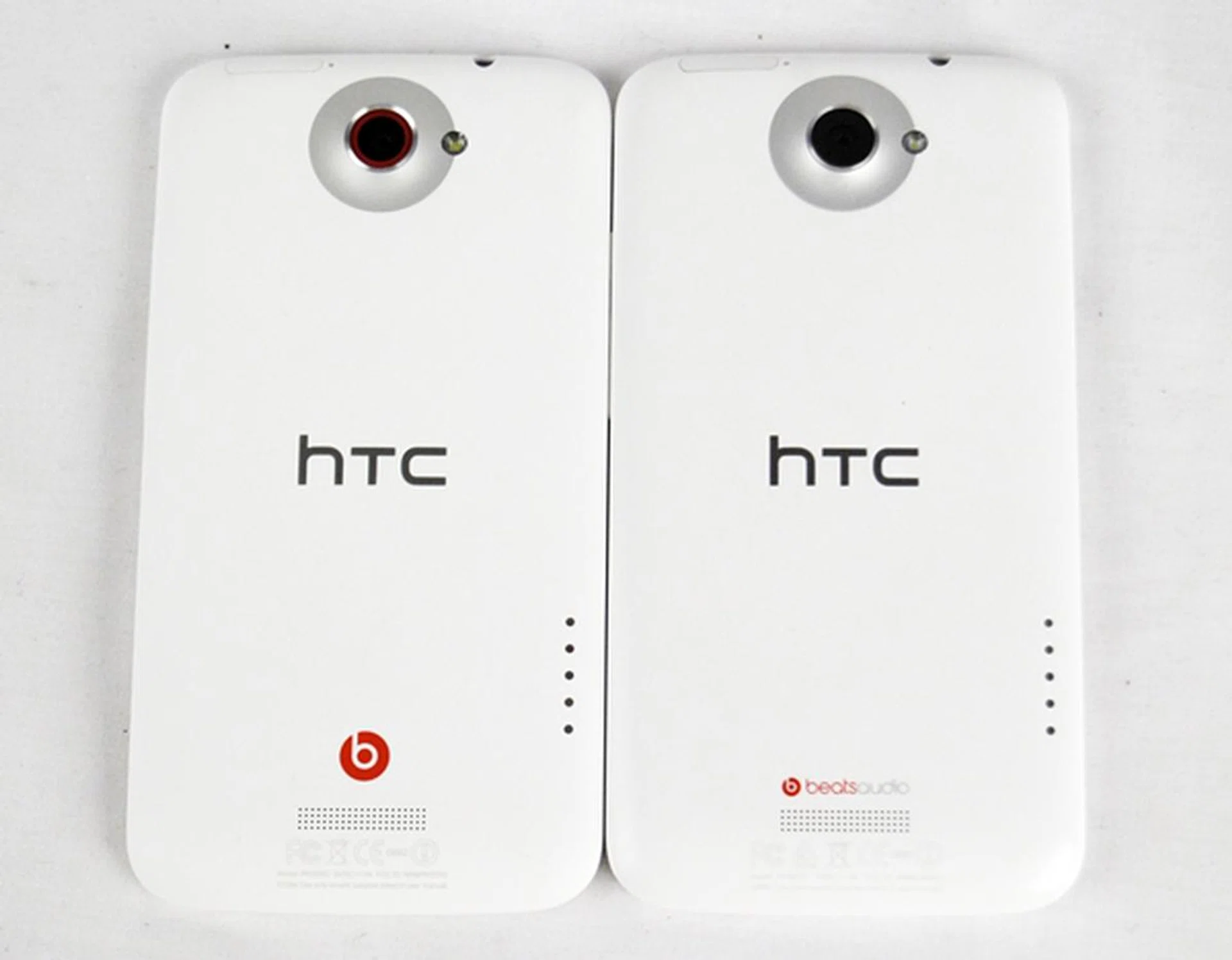 The HTC One X+ (left) has a red rim around its camera lens, which reminds us of the HTC Sensation XE. Another way to identify the One X+ is the Beats Audio logo at the bottom. The One X (right) has a smaller logo with the brand name on its side.