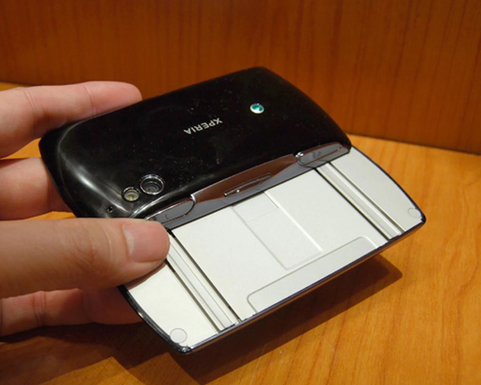 Contrary to what we believed, the shoulder buttons are given sufficient spacing from the display, thus keeping it free from obstruction.