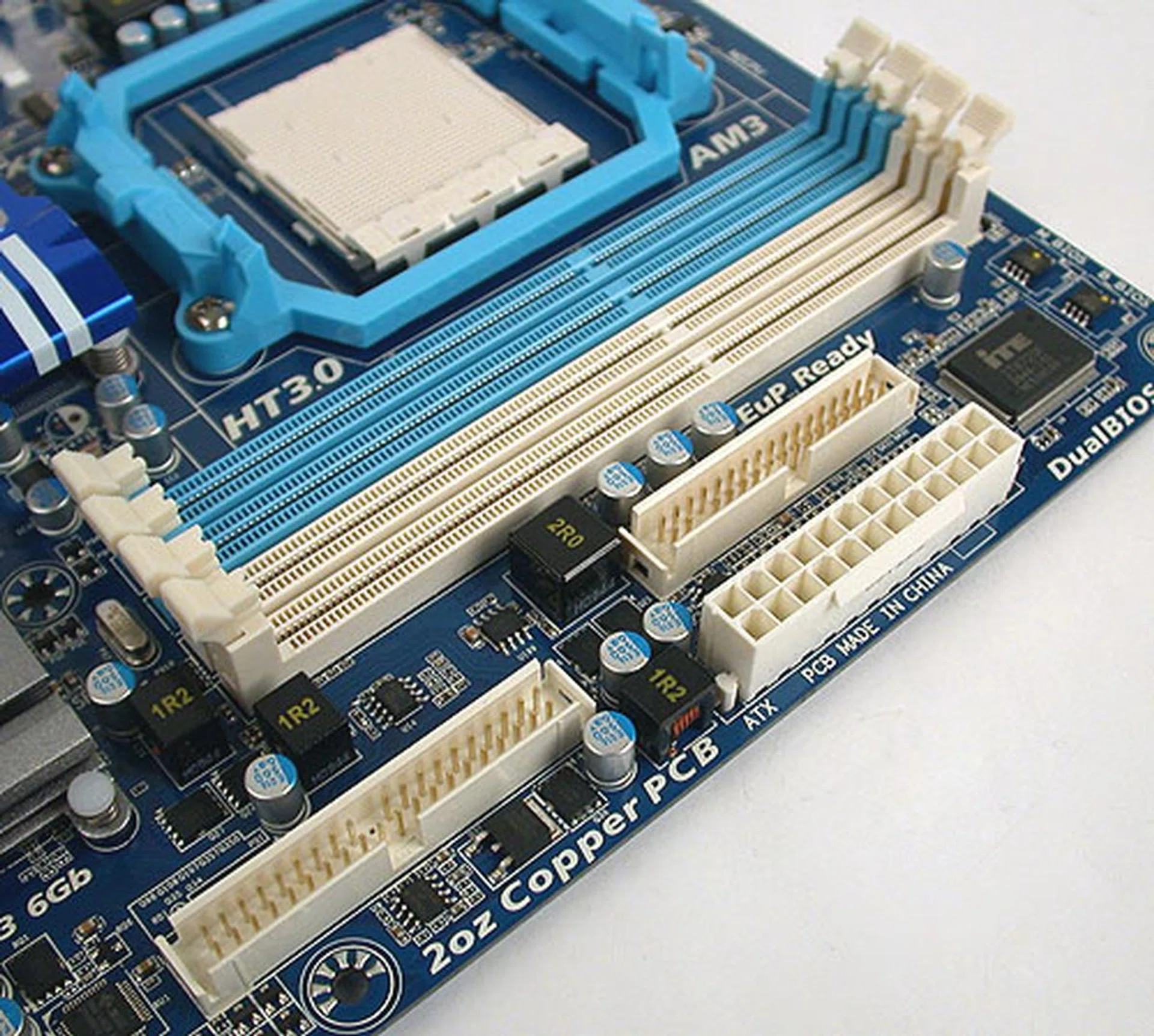 Again, Gigabyte has managed to keep support for floppy and IDE despite the limited PCB space. It could get a bit cramped here in terms of cables if you really use them all.