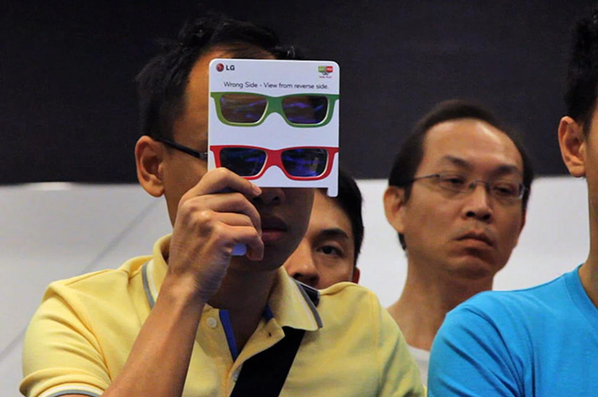 Many were surprised by the gaming-oriented Dual Play mode, which transmits two separate 2D images that can be seen through two different sets of polarized glasses. In other words, each player sees on the whole screen his own perspective - regardless of the position and scene of the other player.