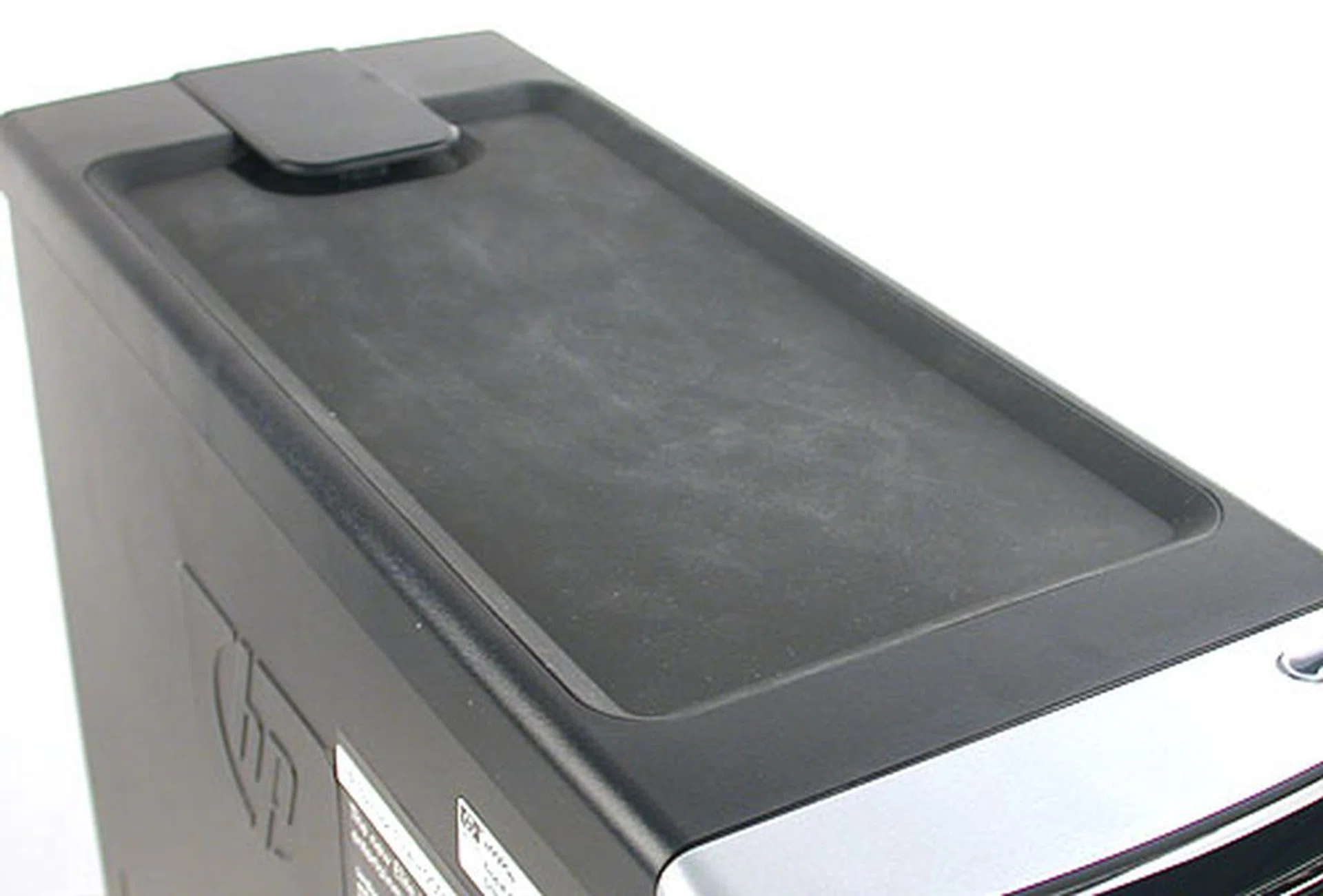 The top has a rubbery non-slip surface which is ideal for placing your USB peripherals, like a portable hard drive, card reader or even a USB mug warmer if you're so inclined. HP gives it the rather grand sounding name of "Universal technology Pad".