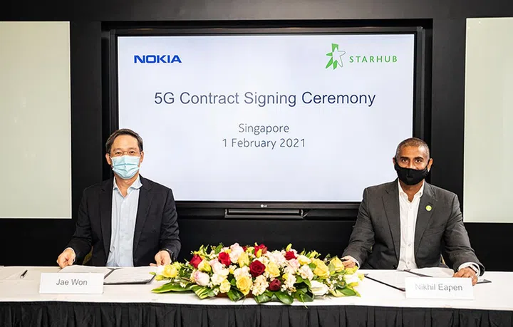 Nokia and StarHub 5G contract signing ceremony held on 1 February 2021. Jae Won, Senior Vice President, Mobile Networks for Asia Pacific, Nokia (left) and Nikhil Eapen, Chief Executive, StarHub (right).
