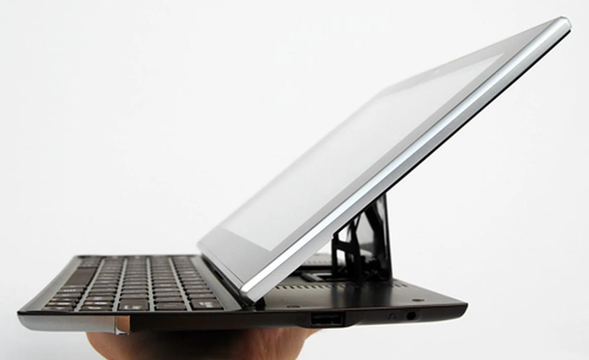 There is a hook located at each side of the keyboard to secure the Slider firmly when it is fully extended.