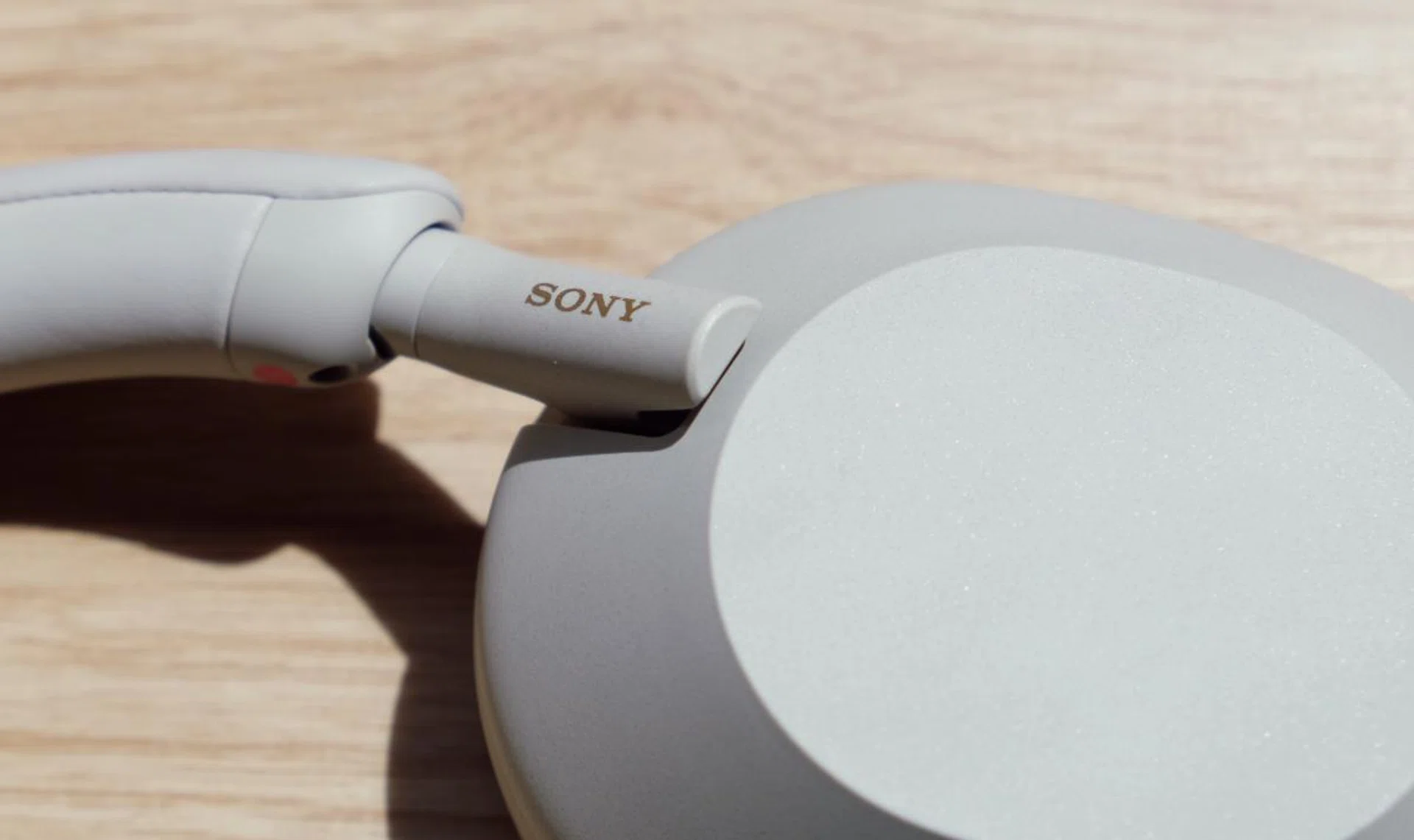 The WH-1000XM5's plastic construction prevents it from looking and feeling as expensive as its rivals in the same price category.