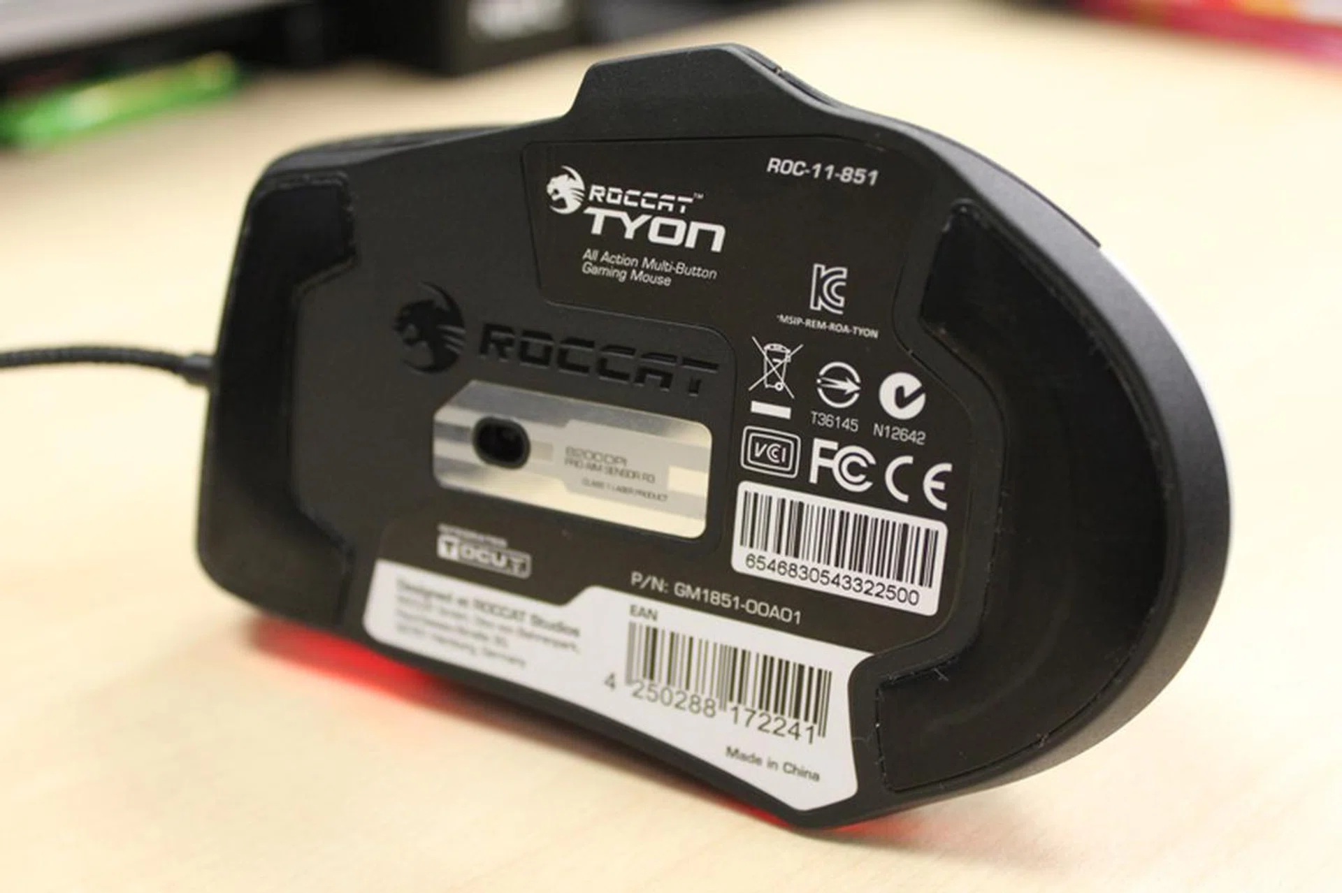 The two plastic feet are at the top and at the bottom of the mouse. There's nothing at the sides.