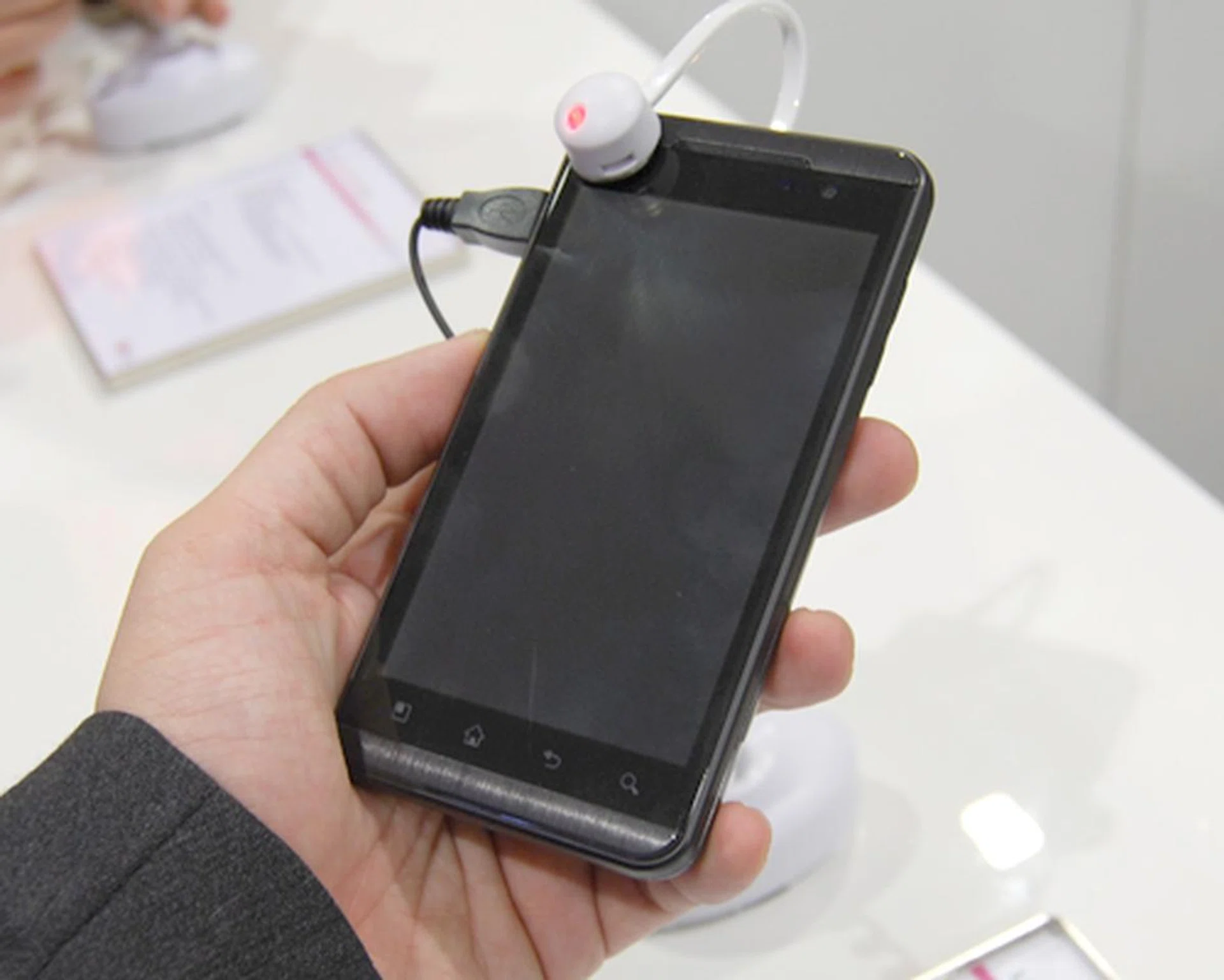 With a generous 4.3-inch display that supports 3D output, the Optimus 3D can get a little hefty in weight at 168g.